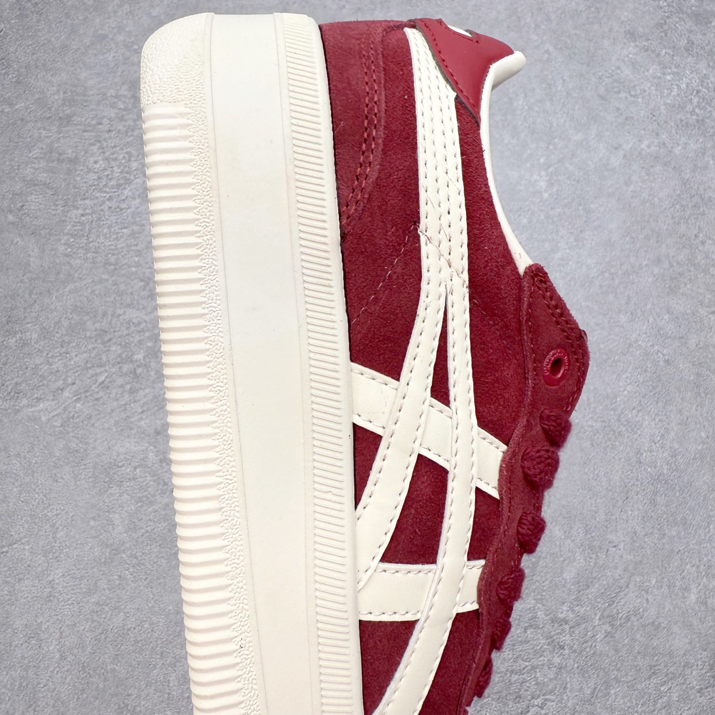 图片[6]-Onitsuka Tiger 鬼塚虎 Tokuten Chunk 复古德训厚底防滑耐磨低帮生活休闲鞋 男女同款 OnitsukaTiger鬼塚虎从运动中汲取灵感，并致力于打造融合舒适感受与创新设计的时尚品牌。品牌的设计风格既体现了对传统的致敬，同时也表达了对精致风格和现代创意的推崇。我们提供独具个性的全系列产品，打造从头到脚的整体穿搭。每件产品皆以精湛工艺匠心打造，细节考究，品质出众。时尚品牌OnitsukaTiger鬼塚虎不断呈献富于现代气息的系列单品，巧妙结合经典传承与锐意创新，并融蕴时尚格调与运动风范。1949年，鬼塚喜八郎（Kihachiro Onitsuka）创立了Onitsuka有限公司，即ASICS的前身。该品牌自成立之初便以促进青少年健康为已任，一以贯之，终令OnitsukaTigerStripes成为世界知名运动品牌的代名词。如今，这一传奇仍在日本传统和现代美学的融合中延续。从历久弥新的经典造型，到别具一格的新颖风格，通过与志同道合的艺术家、文化鉴赏家合作，OnitsukaTiger鬼塚虎的每一款鞋履、服装和配饰都回荡着品牌精神。尺码：36 37 37.5 38 39 39.5 40 40.5 41.5 42 42.5 43.5 44 45-选品中心