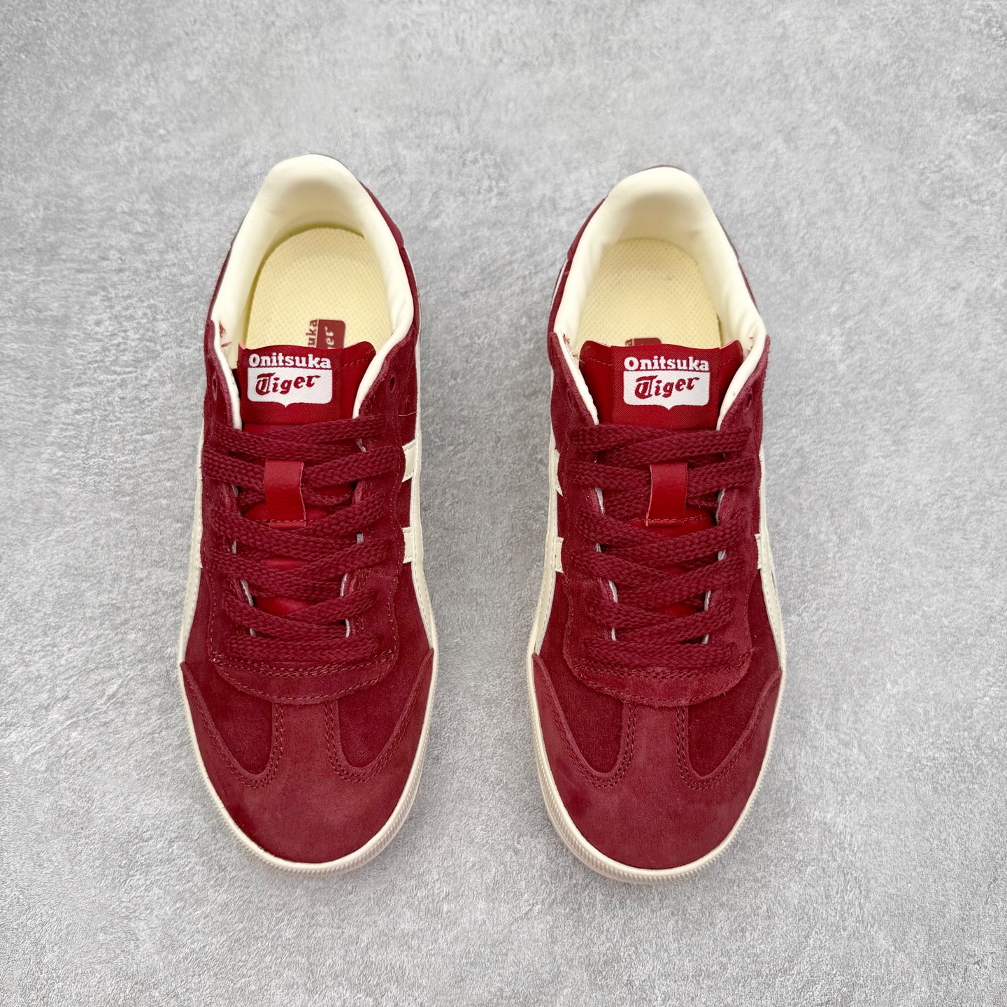 图片[2]-Onitsuka Tiger 鬼塚虎 Tokuten Chunk 复古德训厚底防滑耐磨低帮生活休闲鞋 男女同款 OnitsukaTiger鬼塚虎从运动中汲取灵感，并致力于打造融合舒适感受与创新设计的时尚品牌。品牌的设计风格既体现了对传统的致敬，同时也表达了对精致风格和现代创意的推崇。我们提供独具个性的全系列产品，打造从头到脚的整体穿搭。每件产品皆以精湛工艺匠心打造，细节考究，品质出众。时尚品牌OnitsukaTiger鬼塚虎不断呈献富于现代气息的系列单品，巧妙结合经典传承与锐意创新，并融蕴时尚格调与运动风范。1949年，鬼塚喜八郎（Kihachiro Onitsuka）创立了Onitsuka有限公司，即ASICS的前身。该品牌自成立之初便以促进青少年健康为已任，一以贯之，终令OnitsukaTigerStripes成为世界知名运动品牌的代名词。如今，这一传奇仍在日本传统和现代美学的融合中延续。从历久弥新的经典造型，到别具一格的新颖风格，通过与志同道合的艺术家、文化鉴赏家合作，OnitsukaTiger鬼塚虎的每一款鞋履、服装和配饰都回荡着品牌精神。尺码：36 37 37.5 38 39 39.5 40 40.5 41.5 42 42.5 43.5 44 45-选品中心