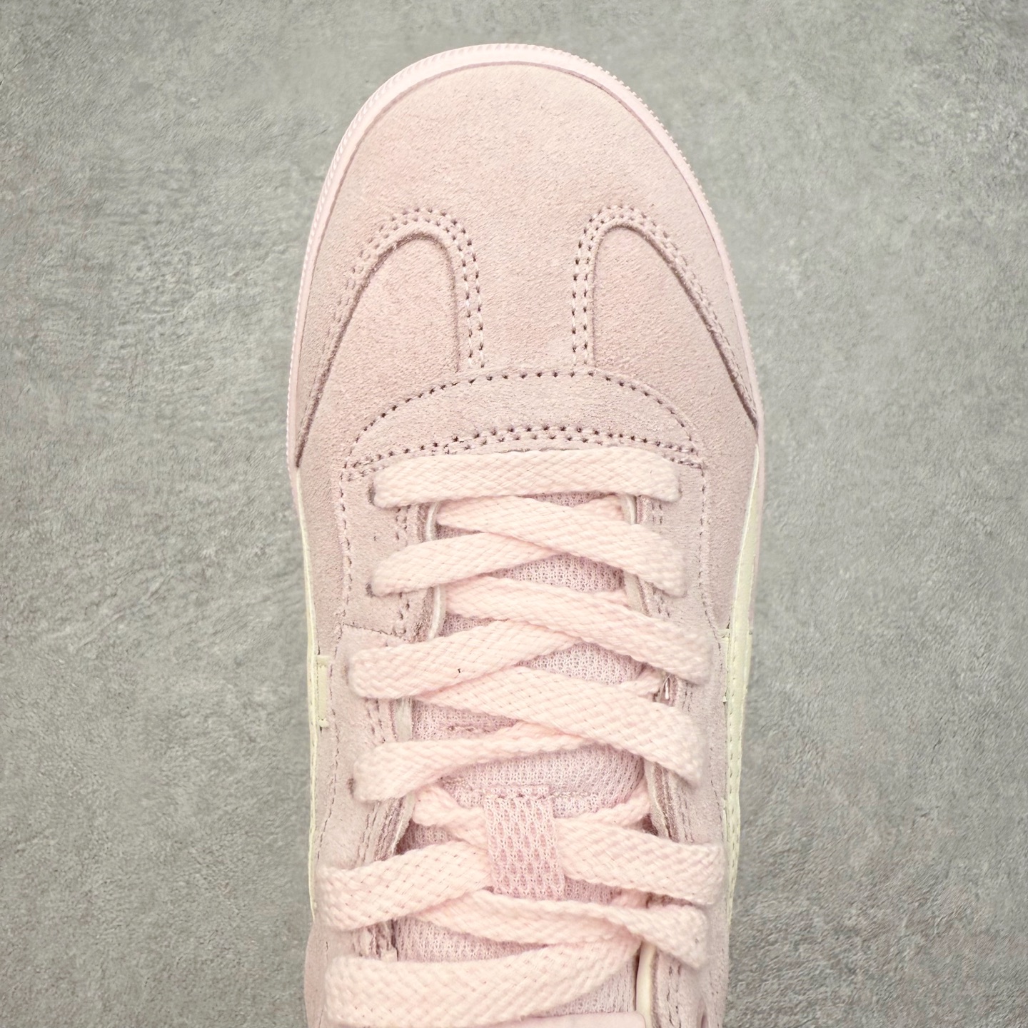 图片[4]-Onitsuka Tiger 鬼塚虎 Tokuten Chunk 复古德训厚底防滑耐磨低帮生活休闲鞋 男女同款 OnitsukaTiger鬼塚虎从运动中汲取灵感，并致力于打造融合舒适感受与创新设计的时尚品牌。品牌的设计风格既体现了对传统的致敬，同时也表达了对精致风格和现代创意的推崇。我们提供独具个性的全系列产品，打造从头到脚的整体穿搭。每件产品皆以精湛工艺匠心打造，细节考究，品质出众。时尚品牌OnitsukaTiger鬼塚虎不断呈献富于现代气息的系列单品，巧妙结合经典传承与锐意创新，并融蕴时尚格调与运动风范。1949年，鬼塚喜八郎（Kihachiro Onitsuka）创立了Onitsuka有限公司，即ASICS的前身。该品牌自成立之初便以促进青少年健康为已任，一以贯之，终令OnitsukaTigerStripes成为世界知名运动品牌的代名词。如今，这一传奇仍在日本传统和现代美学的融合中延续。从历久弥新的经典造型，到别具一格的新颖风格，通过与志同道合的艺术家、文化鉴赏家合作，OnitsukaTiger鬼塚虎的每一款鞋履、服装和配饰都回荡着品牌精神。尺码：36 37 37.5 38 39 39.5 40 40.5 41.5 42 42.5 43.5 44 45-选品中心