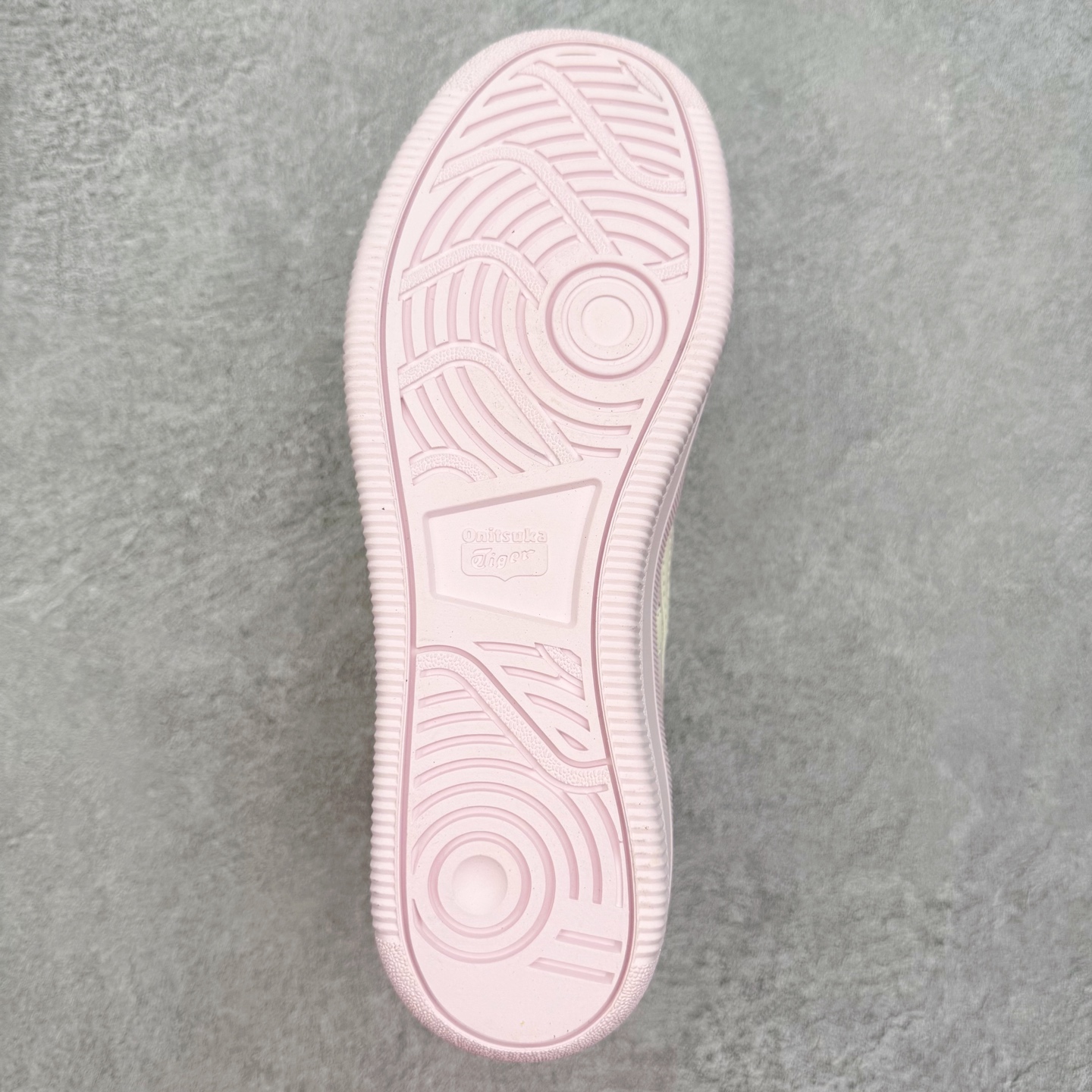 图片[9]-Onitsuka Tiger 鬼塚虎 Tokuten Chunk 复古德训厚底防滑耐磨低帮生活休闲鞋 男女同款 OnitsukaTiger鬼塚虎从运动中汲取灵感，并致力于打造融合舒适感受与创新设计的时尚品牌。品牌的设计风格既体现了对传统的致敬，同时也表达了对精致风格和现代创意的推崇。我们提供独具个性的全系列产品，打造从头到脚的整体穿搭。每件产品皆以精湛工艺匠心打造，细节考究，品质出众。时尚品牌OnitsukaTiger鬼塚虎不断呈献富于现代气息的系列单品，巧妙结合经典传承与锐意创新，并融蕴时尚格调与运动风范。1949年，鬼塚喜八郎（Kihachiro Onitsuka）创立了Onitsuka有限公司，即ASICS的前身。该品牌自成立之初便以促进青少年健康为已任，一以贯之，终令OnitsukaTigerStripes成为世界知名运动品牌的代名词。如今，这一传奇仍在日本传统和现代美学的融合中延续。从历久弥新的经典造型，到别具一格的新颖风格，通过与志同道合的艺术家、文化鉴赏家合作，OnitsukaTiger鬼塚虎的每一款鞋履、服装和配饰都回荡着品牌精神。尺码：36 37 37.5 38 39 39.5 40 40.5 41.5 42 42.5 43.5 44 45-选品中心