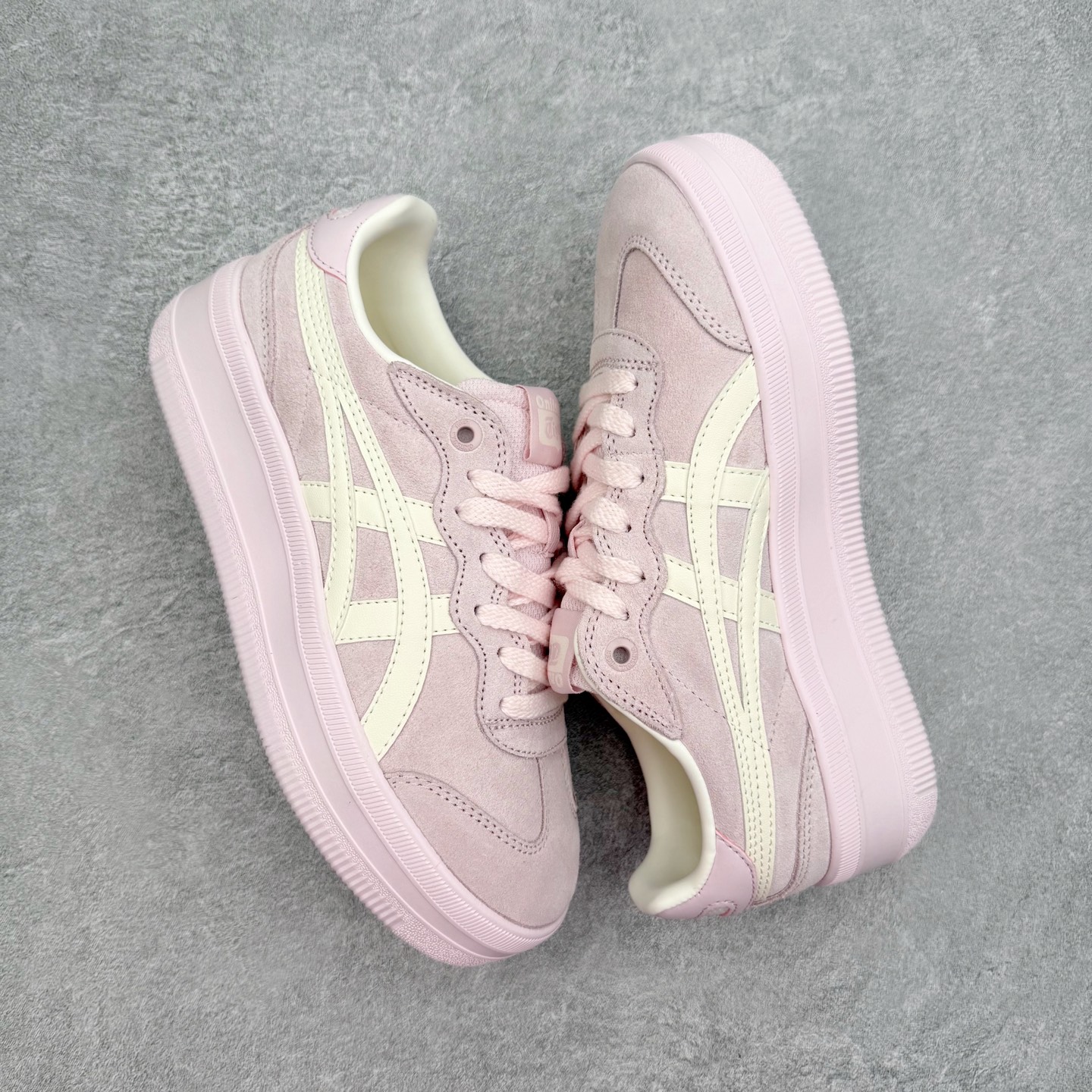 图片[3]-Onitsuka Tiger 鬼塚虎 Tokuten Chunk 复古德训厚底防滑耐磨低帮生活休闲鞋 男女同款 OnitsukaTiger鬼塚虎从运动中汲取灵感，并致力于打造融合舒适感受与创新设计的时尚品牌。品牌的设计风格既体现了对传统的致敬，同时也表达了对精致风格和现代创意的推崇。我们提供独具个性的全系列产品，打造从头到脚的整体穿搭。每件产品皆以精湛工艺匠心打造，细节考究，品质出众。时尚品牌OnitsukaTiger鬼塚虎不断呈献富于现代气息的系列单品，巧妙结合经典传承与锐意创新，并融蕴时尚格调与运动风范。1949年，鬼塚喜八郎（Kihachiro Onitsuka）创立了Onitsuka有限公司，即ASICS的前身。该品牌自成立之初便以促进青少年健康为已任，一以贯之，终令OnitsukaTigerStripes成为世界知名运动品牌的代名词。如今，这一传奇仍在日本传统和现代美学的融合中延续。从历久弥新的经典造型，到别具一格的新颖风格，通过与志同道合的艺术家、文化鉴赏家合作，OnitsukaTiger鬼塚虎的每一款鞋履、服装和配饰都回荡着品牌精神。尺码：36 37 37.5 38 39 39.5 40 40.5 41.5 42 42.5 43.5 44 45-选品中心