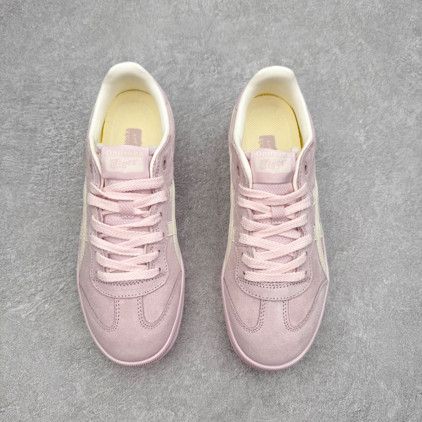 图片[2]-Onitsuka Tiger 鬼塚虎 Tokuten Chunk 复古德训厚底防滑耐磨低帮生活休闲鞋 男女同款 OnitsukaTiger鬼塚虎从运动中汲取灵感，并致力于打造融合舒适感受与创新设计的时尚品牌。品牌的设计风格既体现了对传统的致敬，同时也表达了对精致风格和现代创意的推崇。我们提供独具个性的全系列产品，打造从头到脚的整体穿搭。每件产品皆以精湛工艺匠心打造，细节考究，品质出众。时尚品牌OnitsukaTiger鬼塚虎不断呈献富于现代气息的系列单品，巧妙结合经典传承与锐意创新，并融蕴时尚格调与运动风范。1949年，鬼塚喜八郎（Kihachiro Onitsuka）创立了Onitsuka有限公司，即ASICS的前身。该品牌自成立之初便以促进青少年健康为已任，一以贯之，终令OnitsukaTigerStripes成为世界知名运动品牌的代名词。如今，这一传奇仍在日本传统和现代美学的融合中延续。从历久弥新的经典造型，到别具一格的新颖风格，通过与志同道合的艺术家、文化鉴赏家合作，OnitsukaTiger鬼塚虎的每一款鞋履、服装和配饰都回荡着品牌精神。尺码：36 37 37.5 38 39 39.5 40 40.5 41.5 42 42.5 43.5 44 45-选品中心