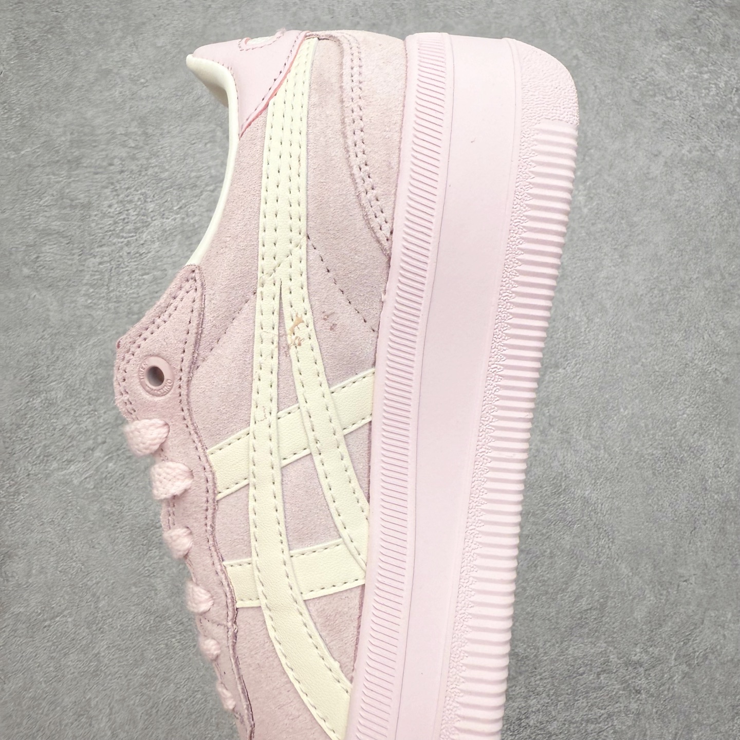 图片[7]-Onitsuka Tiger 鬼塚虎 Tokuten Chunk 复古德训厚底防滑耐磨低帮生活休闲鞋 男女同款 OnitsukaTiger鬼塚虎从运动中汲取灵感，并致力于打造融合舒适感受与创新设计的时尚品牌。品牌的设计风格既体现了对传统的致敬，同时也表达了对精致风格和现代创意的推崇。我们提供独具个性的全系列产品，打造从头到脚的整体穿搭。每件产品皆以精湛工艺匠心打造，细节考究，品质出众。时尚品牌OnitsukaTiger鬼塚虎不断呈献富于现代气息的系列单品，巧妙结合经典传承与锐意创新，并融蕴时尚格调与运动风范。1949年，鬼塚喜八郎（Kihachiro Onitsuka）创立了Onitsuka有限公司，即ASICS的前身。该品牌自成立之初便以促进青少年健康为已任，一以贯之，终令OnitsukaTigerStripes成为世界知名运动品牌的代名词。如今，这一传奇仍在日本传统和现代美学的融合中延续。从历久弥新的经典造型，到别具一格的新颖风格，通过与志同道合的艺术家、文化鉴赏家合作，OnitsukaTiger鬼塚虎的每一款鞋履、服装和配饰都回荡着品牌精神。尺码：36 37 37.5 38 39 39.5 40 40.5 41.5 42 42.5 43.5 44 45-选品中心