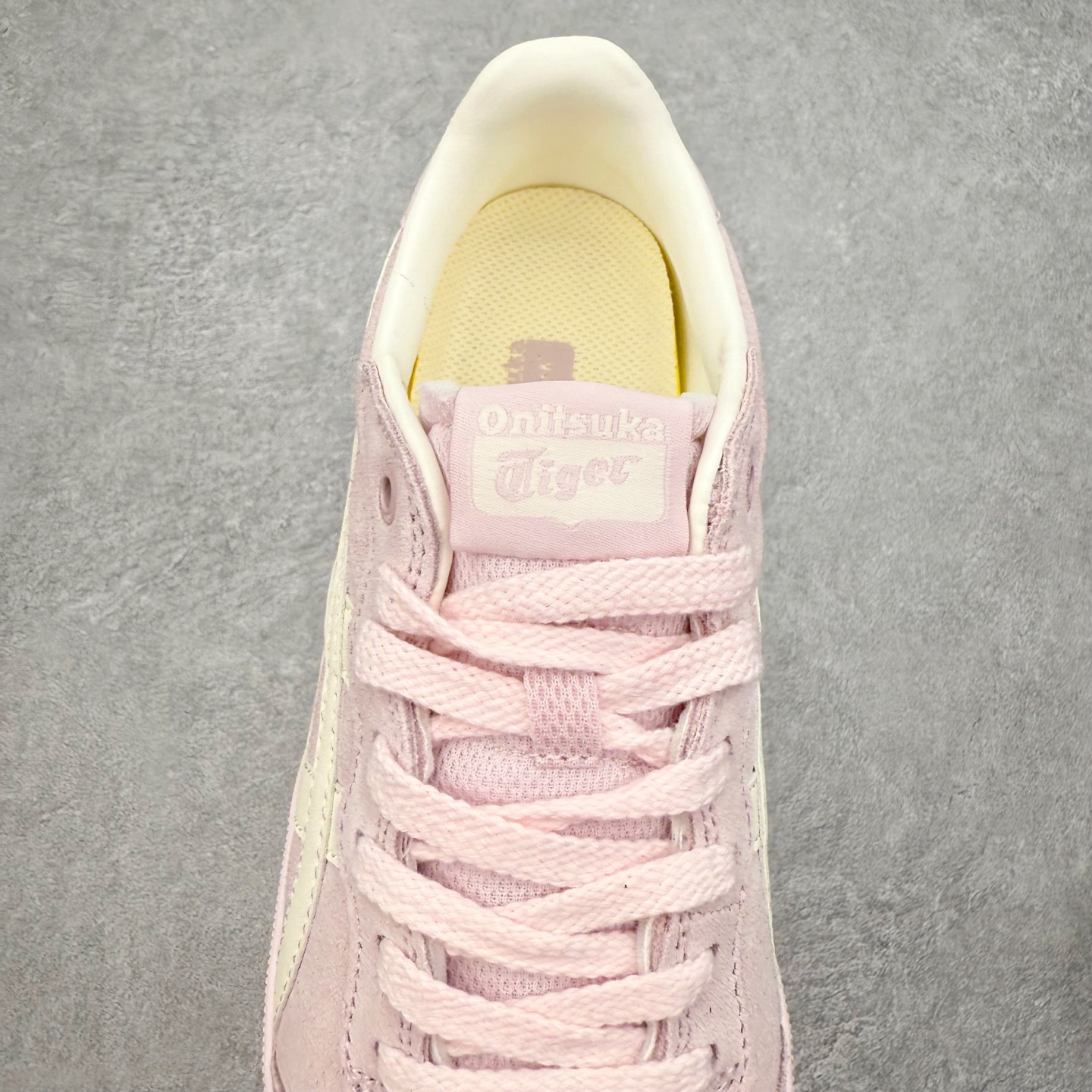 图片[5]-Onitsuka Tiger 鬼塚虎 Tokuten Chunk 复古德训厚底防滑耐磨低帮生活休闲鞋 男女同款 OnitsukaTiger鬼塚虎从运动中汲取灵感，并致力于打造融合舒适感受与创新设计的时尚品牌。品牌的设计风格既体现了对传统的致敬，同时也表达了对精致风格和现代创意的推崇。我们提供独具个性的全系列产品，打造从头到脚的整体穿搭。每件产品皆以精湛工艺匠心打造，细节考究，品质出众。时尚品牌OnitsukaTiger鬼塚虎不断呈献富于现代气息的系列单品，巧妙结合经典传承与锐意创新，并融蕴时尚格调与运动风范。1949年，鬼塚喜八郎（Kihachiro Onitsuka）创立了Onitsuka有限公司，即ASICS的前身。该品牌自成立之初便以促进青少年健康为已任，一以贯之，终令OnitsukaTigerStripes成为世界知名运动品牌的代名词。如今，这一传奇仍在日本传统和现代美学的融合中延续。从历久弥新的经典造型，到别具一格的新颖风格，通过与志同道合的艺术家、文化鉴赏家合作，OnitsukaTiger鬼塚虎的每一款鞋履、服装和配饰都回荡着品牌精神。尺码：36 37 37.5 38 39 39.5 40 40.5 41.5 42 42.5 43.5 44 45-选品中心