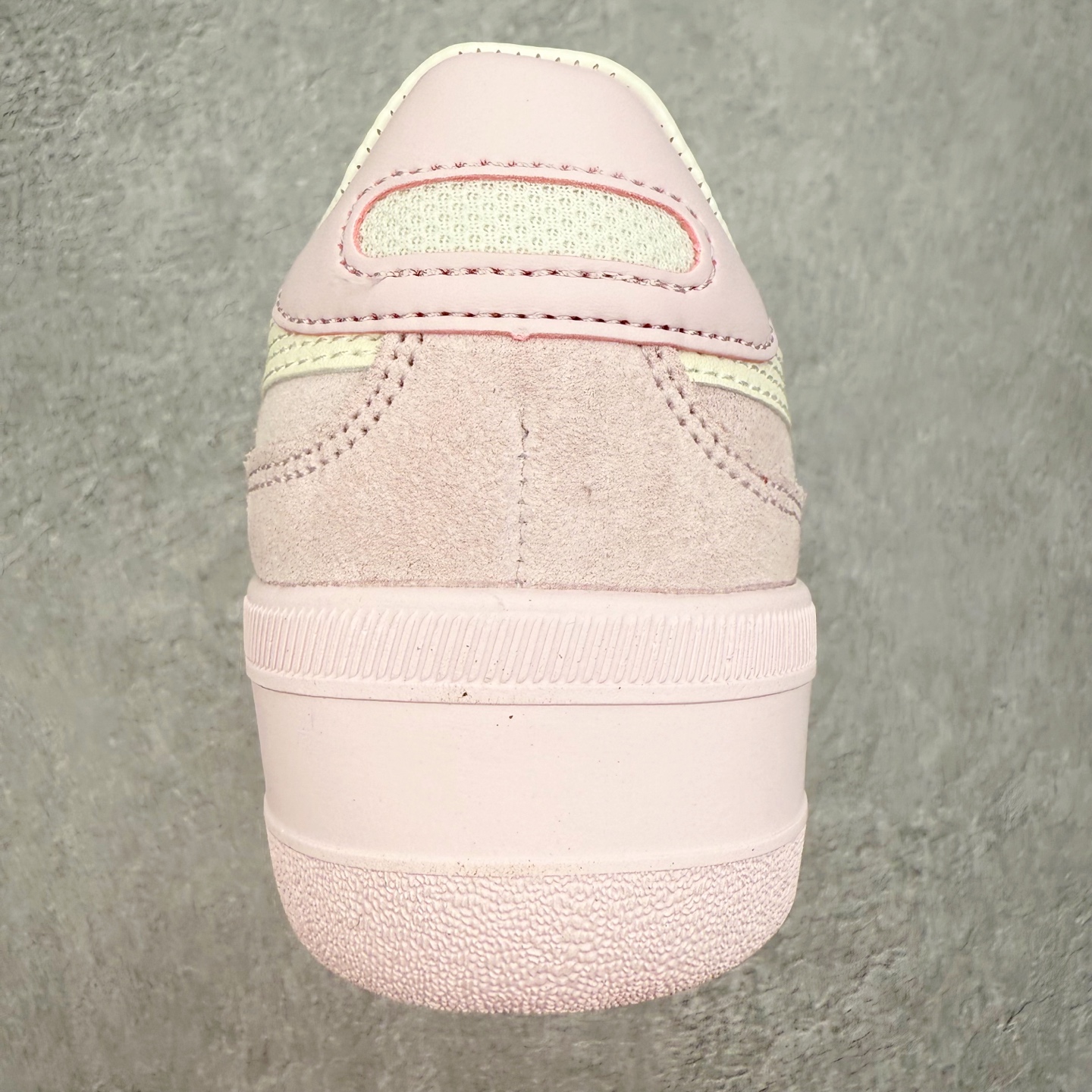 图片[8]-Onitsuka Tiger 鬼塚虎 Tokuten Chunk 复古德训厚底防滑耐磨低帮生活休闲鞋 男女同款 OnitsukaTiger鬼塚虎从运动中汲取灵感，并致力于打造融合舒适感受与创新设计的时尚品牌。品牌的设计风格既体现了对传统的致敬，同时也表达了对精致风格和现代创意的推崇。我们提供独具个性的全系列产品，打造从头到脚的整体穿搭。每件产品皆以精湛工艺匠心打造，细节考究，品质出众。时尚品牌OnitsukaTiger鬼塚虎不断呈献富于现代气息的系列单品，巧妙结合经典传承与锐意创新，并融蕴时尚格调与运动风范。1949年，鬼塚喜八郎（Kihachiro Onitsuka）创立了Onitsuka有限公司，即ASICS的前身。该品牌自成立之初便以促进青少年健康为已任，一以贯之，终令OnitsukaTigerStripes成为世界知名运动品牌的代名词。如今，这一传奇仍在日本传统和现代美学的融合中延续。从历久弥新的经典造型，到别具一格的新颖风格，通过与志同道合的艺术家、文化鉴赏家合作，OnitsukaTiger鬼塚虎的每一款鞋履、服装和配饰都回荡着品牌精神。尺码：36 37 37.5 38 39 39.5 40 40.5 41.5 42 42.5 43.5 44 45-选品中心