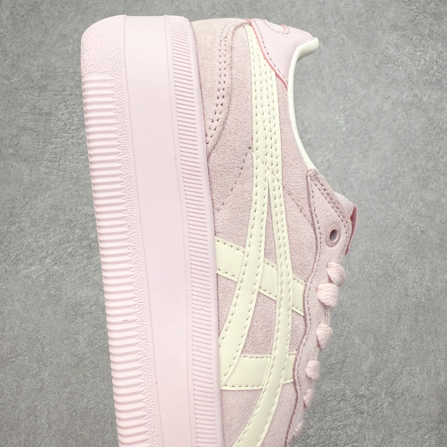 图片[6]-Onitsuka Tiger 鬼塚虎 Tokuten Chunk 复古德训厚底防滑耐磨低帮生活休闲鞋 男女同款 OnitsukaTiger鬼塚虎从运动中汲取灵感，并致力于打造融合舒适感受与创新设计的时尚品牌。品牌的设计风格既体现了对传统的致敬，同时也表达了对精致风格和现代创意的推崇。我们提供独具个性的全系列产品，打造从头到脚的整体穿搭。每件产品皆以精湛工艺匠心打造，细节考究，品质出众。时尚品牌OnitsukaTiger鬼塚虎不断呈献富于现代气息的系列单品，巧妙结合经典传承与锐意创新，并融蕴时尚格调与运动风范。1949年，鬼塚喜八郎（Kihachiro Onitsuka）创立了Onitsuka有限公司，即ASICS的前身。该品牌自成立之初便以促进青少年健康为已任，一以贯之，终令OnitsukaTigerStripes成为世界知名运动品牌的代名词。如今，这一传奇仍在日本传统和现代美学的融合中延续。从历久弥新的经典造型，到别具一格的新颖风格，通过与志同道合的艺术家、文化鉴赏家合作，OnitsukaTiger鬼塚虎的每一款鞋履、服装和配饰都回荡着品牌精神。尺码：36 37 37.5 38 39 39.5 40 40.5 41.5 42 42.5 43.5 44 45-选品中心