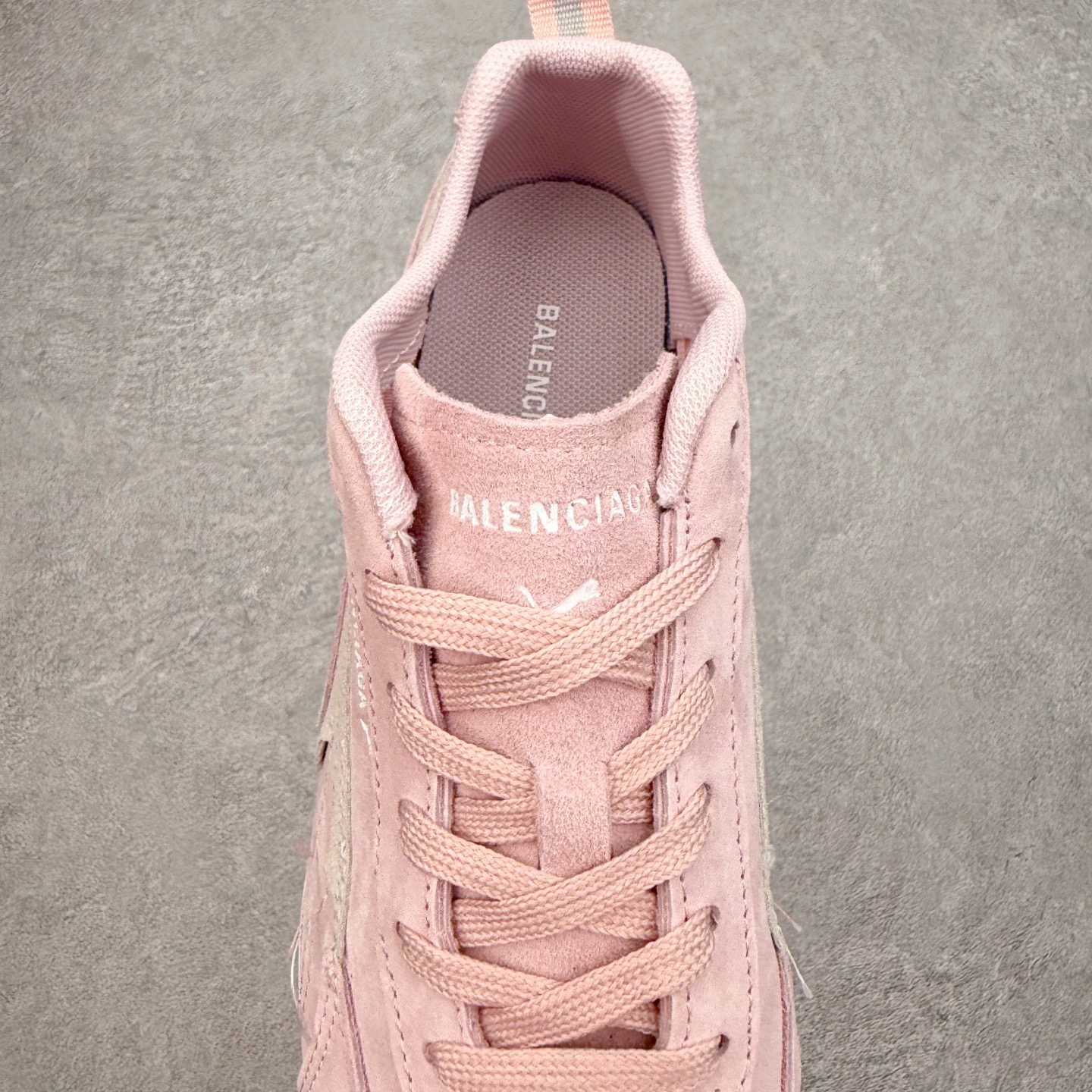 图片[5]-Balenciaga x PUMA/彪马 Speedcat 巴黎世家联名系列薄底鞋牛皮圆头做旧磨损低帮生活休闲鞋 男女同款 选用了近两年人气极高的 “薄底鞋” PUMA Speedcat 为蓝本，带来了多个不同配色的联名鞋款。在色调上继承了这双赛车鞋原本的惯用方案，但鞋身侧面标志性的 PUMA Formstrip 标志则采用了 “破坏做旧” 的手法，这也是 Balenciaga 鞋款极为常见的风格。 将白色的 PUMA Formstrip 撕掉了一大半，这极为 “粗暴” 的处理方式，在街头绝对有着十足的回头率。鞋头的 PUMA Logo 得以保留，烫金的 BALENCIAGA 字样则表明了它的联名身份，后跟则是鞋款的尺码，这也是 Balenciaga 鞋款的家族习惯。实拍调校N版已经零色差零失真 百分百还原实物色彩所见即所得 不存在货不对板色差等低级问题 选购参考实物拍摄 不混卖不参货 只用心做好货严格选品 承诺混一赔十 尺码：36 36.5 37.5 38 38.5 39 40 40.5 41 42 42.5 43 44 44.5 45-选品中心