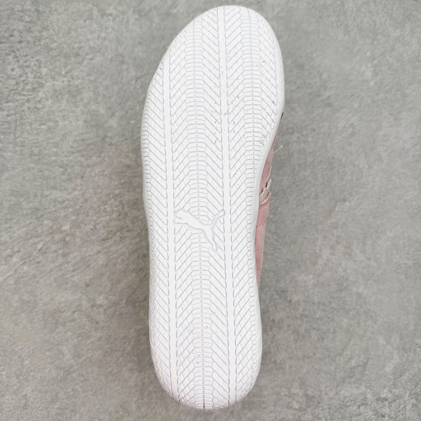 图片[9]-Balenciaga x PUMA/彪马 Speedcat 巴黎世家联名系列薄底鞋牛皮圆头做旧磨损低帮生活休闲鞋 男女同款 选用了近两年人气极高的 “薄底鞋” PUMA Speedcat 为蓝本，带来了多个不同配色的联名鞋款。在色调上继承了这双赛车鞋原本的惯用方案，但鞋身侧面标志性的 PUMA Formstrip 标志则采用了 “破坏做旧” 的手法，这也是 Balenciaga 鞋款极为常见的风格。 将白色的 PUMA Formstrip 撕掉了一大半，这极为 “粗暴” 的处理方式，在街头绝对有着十足的回头率。鞋头的 PUMA Logo 得以保留，烫金的 BALENCIAGA 字样则表明了它的联名身份，后跟则是鞋款的尺码，这也是 Balenciaga 鞋款的家族习惯。实拍调校N版已经零色差零失真 百分百还原实物色彩所见即所得 不存在货不对板色差等低级问题 选购参考实物拍摄 不混卖不参货 只用心做好货严格选品 承诺混一赔十 尺码：36 36.5 37.5 38 38.5 39 40 40.5 41 42 42.5 43 44 44.5 45-选品中心