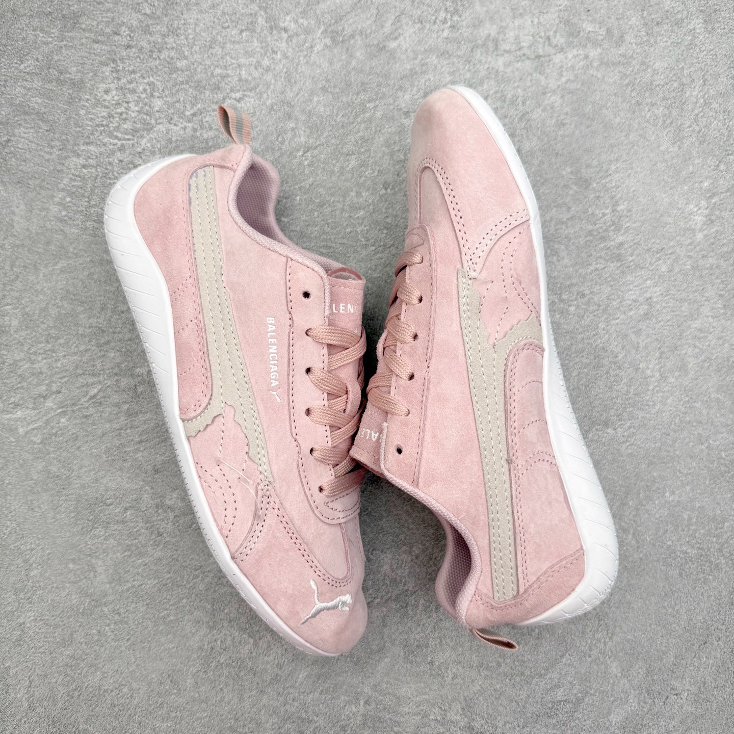 图片[3]-Balenciaga x PUMA/彪马 Speedcat 巴黎世家联名系列薄底鞋牛皮圆头做旧磨损低帮生活休闲鞋 男女同款 选用了近两年人气极高的 “薄底鞋” PUMA Speedcat 为蓝本，带来了多个不同配色的联名鞋款。在色调上继承了这双赛车鞋原本的惯用方案，但鞋身侧面标志性的 PUMA Formstrip 标志则采用了 “破坏做旧” 的手法，这也是 Balenciaga 鞋款极为常见的风格。 将白色的 PUMA Formstrip 撕掉了一大半，这极为 “粗暴” 的处理方式，在街头绝对有着十足的回头率。鞋头的 PUMA Logo 得以保留，烫金的 BALENCIAGA 字样则表明了它的联名身份，后跟则是鞋款的尺码，这也是 Balenciaga 鞋款的家族习惯。实拍调校N版已经零色差零失真 百分百还原实物色彩所见即所得 不存在货不对板色差等低级问题 选购参考实物拍摄 不混卖不参货 只用心做好货严格选品 承诺混一赔十 尺码：36 36.5 37.5 38 38.5 39 40 40.5 41 42 42.5 43 44 44.5 45-选品中心