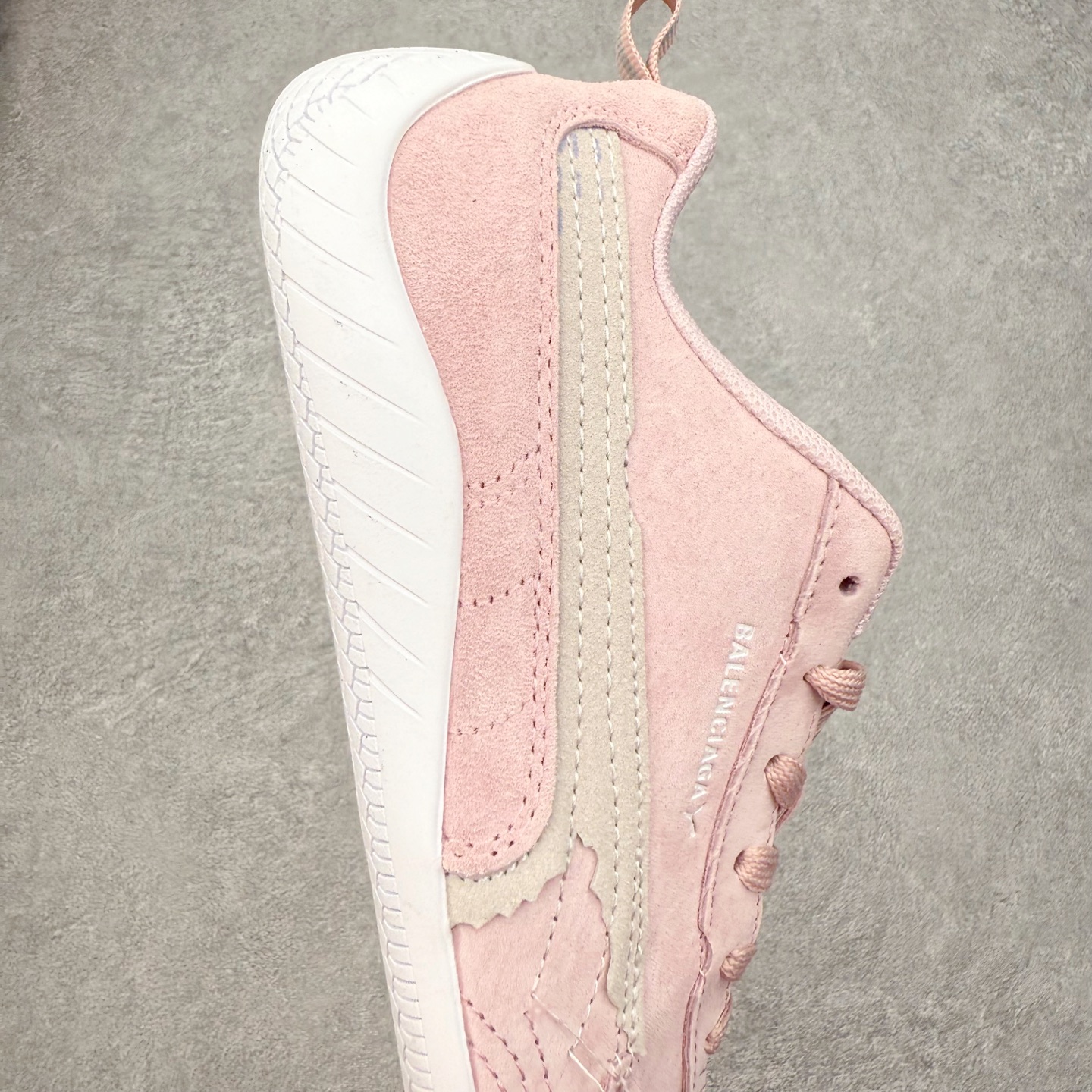 图片[6]-Balenciaga x PUMA/彪马 Speedcat 巴黎世家联名系列薄底鞋牛皮圆头做旧磨损低帮生活休闲鞋 男女同款 选用了近两年人气极高的 “薄底鞋” PUMA Speedcat 为蓝本，带来了多个不同配色的联名鞋款。在色调上继承了这双赛车鞋原本的惯用方案，但鞋身侧面标志性的 PUMA Formstrip 标志则采用了 “破坏做旧” 的手法，这也是 Balenciaga 鞋款极为常见的风格。 将白色的 PUMA Formstrip 撕掉了一大半，这极为 “粗暴” 的处理方式，在街头绝对有着十足的回头率。鞋头的 PUMA Logo 得以保留，烫金的 BALENCIAGA 字样则表明了它的联名身份，后跟则是鞋款的尺码，这也是 Balenciaga 鞋款的家族习惯。实拍调校N版已经零色差零失真 百分百还原实物色彩所见即所得 不存在货不对板色差等低级问题 选购参考实物拍摄 不混卖不参货 只用心做好货严格选品 承诺混一赔十 尺码：36 36.5 37.5 38 38.5 39 40 40.5 41 42 42.5 43 44 44.5 45-选品中心