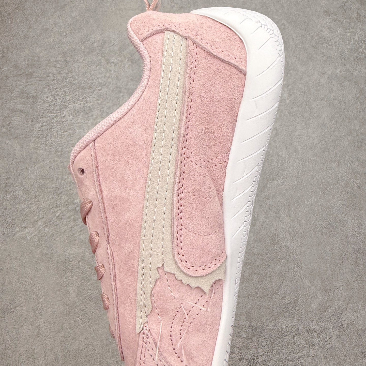 图片[7]-Balenciaga x PUMA/彪马 Speedcat 巴黎世家联名系列薄底鞋牛皮圆头做旧磨损低帮生活休闲鞋 男女同款 选用了近两年人气极高的 “薄底鞋” PUMA Speedcat 为蓝本，带来了多个不同配色的联名鞋款。在色调上继承了这双赛车鞋原本的惯用方案，但鞋身侧面标志性的 PUMA Formstrip 标志则采用了 “破坏做旧” 的手法，这也是 Balenciaga 鞋款极为常见的风格。 将白色的 PUMA Formstrip 撕掉了一大半，这极为 “粗暴” 的处理方式，在街头绝对有着十足的回头率。鞋头的 PUMA Logo 得以保留，烫金的 BALENCIAGA 字样则表明了它的联名身份，后跟则是鞋款的尺码，这也是 Balenciaga 鞋款的家族习惯。实拍调校N版已经零色差零失真 百分百还原实物色彩所见即所得 不存在货不对板色差等低级问题 选购参考实物拍摄 不混卖不参货 只用心做好货严格选品 承诺混一赔十 尺码：36 36.5 37.5 38 38.5 39 40 40.5 41 42 42.5 43 44 44.5 45-选品中心