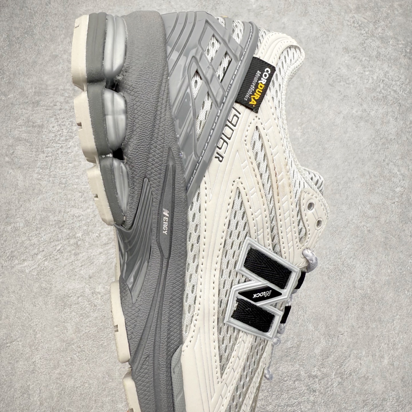 图片[6]-New Balance M1906R NB新百伦系列复古老爹风休闲运动慢跑鞋 日韩出口特供订单 全网最全配色 配套商长期套现长期补货 全新货品 正常出厂触屏不到的单价 超级跑量款 全套原楦原纸板原厂数据开发 进口三明治网面 原装进口翻毛皮料正确绒感卡色 正确中底拉帮中底网布细节 采用轻质牛剖革拼接透气网眼衬垫织物鞋面材质 T-Beam大底提供足步弓支撑 保持步态稳定 后跟搭载外露缓震胶 鞋身整体以各种深浅不一的灰色覆盖 鞋头以淡蓝色调装饰 网眼衬垫通过不规律的色块实现做旧的美感 泛黄的鞋底更是进一步增添了复古气息 尺码：36 37 37.5 38 38.5 39.5 40 40.5 41.5 42 42.5 43 44 45-选品中心