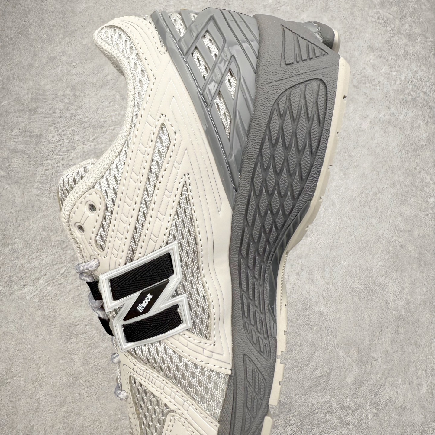 图片[7]-New Balance M1906R NB新百伦系列复古老爹风休闲运动慢跑鞋 日韩出口特供订单 全网最全配色 配套商长期套现长期补货 全新货品 正常出厂触屏不到的单价 超级跑量款 全套原楦原纸板原厂数据开发 进口三明治网面 原装进口翻毛皮料正确绒感卡色 正确中底拉帮中底网布细节 采用轻质牛剖革拼接透气网眼衬垫织物鞋面材质 T-Beam大底提供足步弓支撑 保持步态稳定 后跟搭载外露缓震胶 鞋身整体以各种深浅不一的灰色覆盖 鞋头以淡蓝色调装饰 网眼衬垫通过不规律的色块实现做旧的美感 泛黄的鞋底更是进一步增添了复古气息 尺码：36 37 37.5 38 38.5 39.5 40 40.5 41.5 42 42.5 43 44 45-选品中心