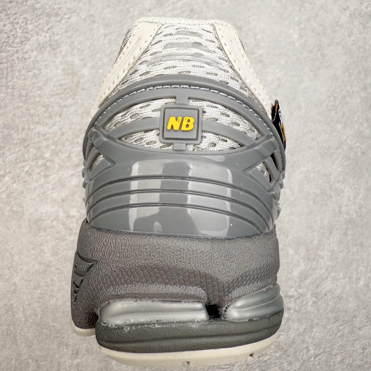 图片[8]-New Balance M1906R NB新百伦系列复古老爹风休闲运动慢跑鞋 日韩出口特供订单 全网最全配色 配套商长期套现长期补货 全新货品 正常出厂触屏不到的单价 超级跑量款 全套原楦原纸板原厂数据开发 进口三明治网面 原装进口翻毛皮料正确绒感卡色 正确中底拉帮中底网布细节 采用轻质牛剖革拼接透气网眼衬垫织物鞋面材质 T-Beam大底提供足步弓支撑 保持步态稳定 后跟搭载外露缓震胶 鞋身整体以各种深浅不一的灰色覆盖 鞋头以淡蓝色调装饰 网眼衬垫通过不规律的色块实现做旧的美感 泛黄的鞋底更是进一步增添了复古气息 尺码：36 37 37.5 38 38.5 39.5 40 40.5 41.5 42 42.5 43 44 45-选品中心