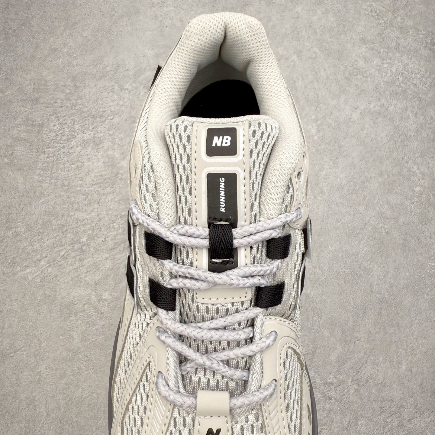 图片[5]-New Balance M1906R NB新百伦系列复古老爹风休闲运动慢跑鞋 日韩出口特供订单 全网最全配色 配套商长期套现长期补货 全新货品 正常出厂触屏不到的单价 超级跑量款 全套原楦原纸板原厂数据开发 进口三明治网面 原装进口翻毛皮料正确绒感卡色 正确中底拉帮中底网布细节 采用轻质牛剖革拼接透气网眼衬垫织物鞋面材质 T-Beam大底提供足步弓支撑 保持步态稳定 后跟搭载外露缓震胶 鞋身整体以各种深浅不一的灰色覆盖 鞋头以淡蓝色调装饰 网眼衬垫通过不规律的色块实现做旧的美感 泛黄的鞋底更是进一步增添了复古气息 尺码：36 37 37.5 38 38.5 39.5 40 40.5 41.5 42 42.5 43 44 45-选品中心