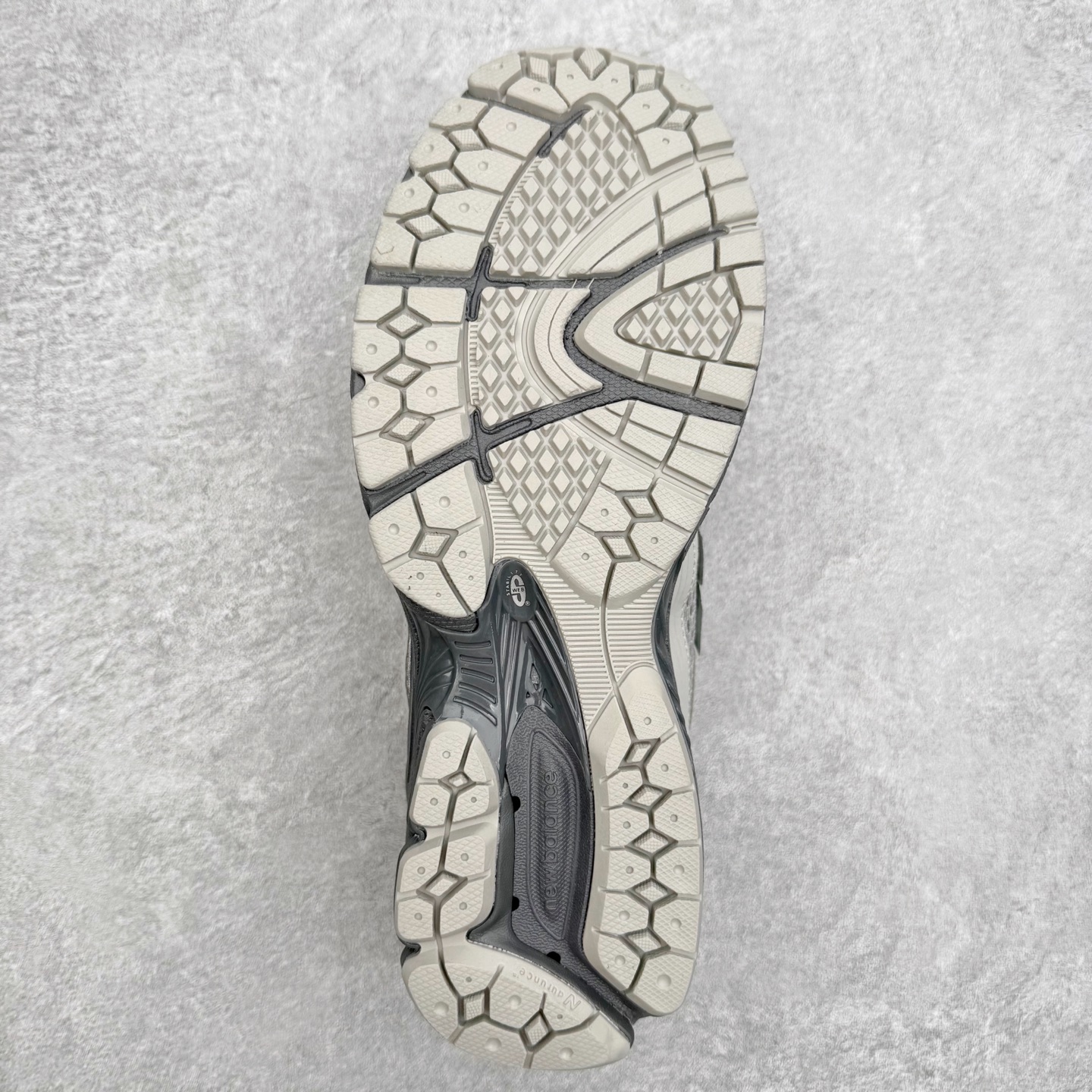 图片[9]-New Balance M1906R NB新百伦系列复古老爹风休闲运动慢跑鞋 日韩出口特供订单 全网最全配色 配套商长期套现长期补货 全新货品 正常出厂触屏不到的单价 超级跑量款 全套原楦原纸板原厂数据开发 进口三明治网面 原装进口翻毛皮料正确绒感卡色 正确中底拉帮中底网布细节 采用轻质牛剖革拼接透气网眼衬垫织物鞋面材质 T-Beam大底提供足步弓支撑 保持步态稳定 后跟搭载外露缓震胶 鞋身整体以各种深浅不一的灰色覆盖 鞋头以淡蓝色调装饰 网眼衬垫通过不规律的色块实现做旧的美感 泛黄的鞋底更是进一步增添了复古气息 尺码：36 37 37.5 38 38.5 39.5 40 40.5 41.5 42 42.5 43 44 45-选品中心