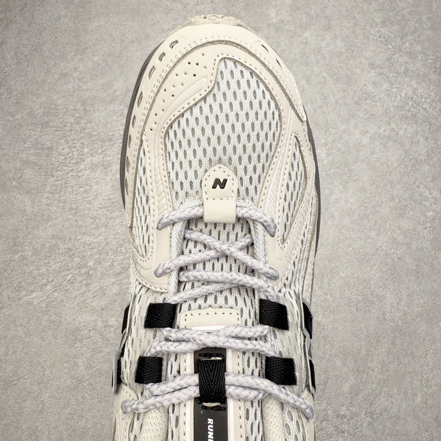 图片[4]-New Balance M1906R NB新百伦系列复古老爹风休闲运动慢跑鞋 日韩出口特供订单 全网最全配色 配套商长期套现长期补货 全新货品 正常出厂触屏不到的单价 超级跑量款 全套原楦原纸板原厂数据开发 进口三明治网面 原装进口翻毛皮料正确绒感卡色 正确中底拉帮中底网布细节 采用轻质牛剖革拼接透气网眼衬垫织物鞋面材质 T-Beam大底提供足步弓支撑 保持步态稳定 后跟搭载外露缓震胶 鞋身整体以各种深浅不一的灰色覆盖 鞋头以淡蓝色调装饰 网眼衬垫通过不规律的色块实现做旧的美感 泛黄的鞋底更是进一步增添了复古气息 尺码：36 37 37.5 38 38.5 39.5 40 40.5 41.5 42 42.5 43 44 45-选品中心