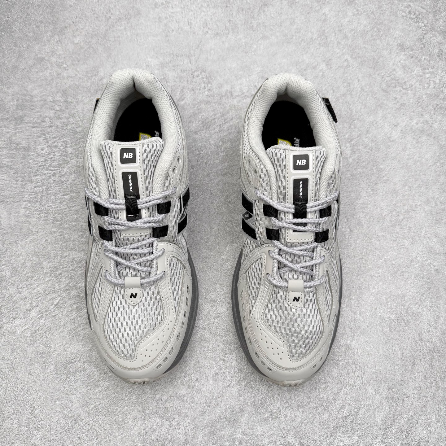 图片[2]-New Balance M1906R NB新百伦系列复古老爹风休闲运动慢跑鞋 日韩出口特供订单 全网最全配色 配套商长期套现长期补货 全新货品 正常出厂触屏不到的单价 超级跑量款 全套原楦原纸板原厂数据开发 进口三明治网面 原装进口翻毛皮料正确绒感卡色 正确中底拉帮中底网布细节 采用轻质牛剖革拼接透气网眼衬垫织物鞋面材质 T-Beam大底提供足步弓支撑 保持步态稳定 后跟搭载外露缓震胶 鞋身整体以各种深浅不一的灰色覆盖 鞋头以淡蓝色调装饰 网眼衬垫通过不规律的色块实现做旧的美感 泛黄的鞋底更是进一步增添了复古气息 尺码：36 37 37.5 38 38.5 39.5 40 40.5 41.5 42 42.5 43 44 45-选品中心