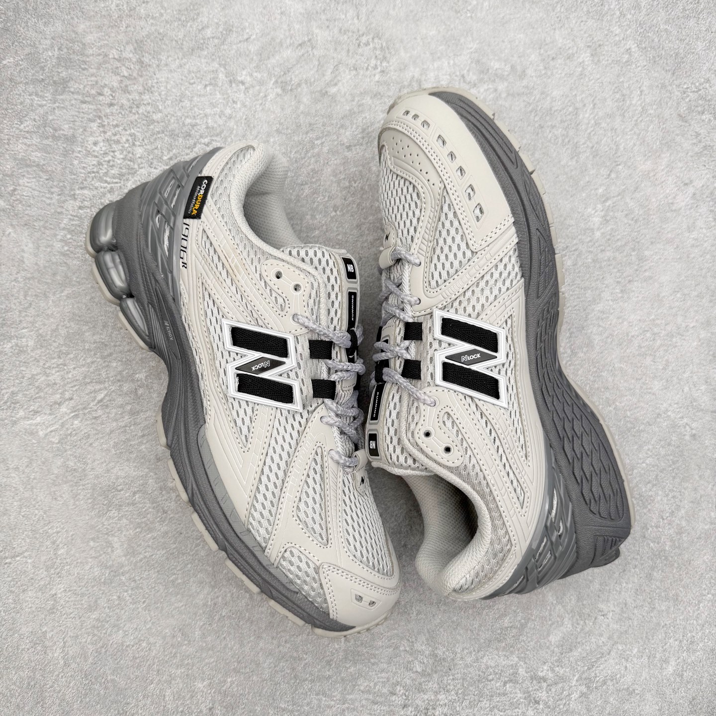 图片[3]-New Balance M1906R NB新百伦系列复古老爹风休闲运动慢跑鞋 日韩出口特供订单 全网最全配色 配套商长期套现长期补货 全新货品 正常出厂触屏不到的单价 超级跑量款 全套原楦原纸板原厂数据开发 进口三明治网面 原装进口翻毛皮料正确绒感卡色 正确中底拉帮中底网布细节 采用轻质牛剖革拼接透气网眼衬垫织物鞋面材质 T-Beam大底提供足步弓支撑 保持步态稳定 后跟搭载外露缓震胶 鞋身整体以各种深浅不一的灰色覆盖 鞋头以淡蓝色调装饰 网眼衬垫通过不规律的色块实现做旧的美感 泛黄的鞋底更是进一步增添了复古气息 尺码：36 37 37.5 38 38.5 39.5 40 40.5 41.5 42 42.5 43 44 45-选品中心