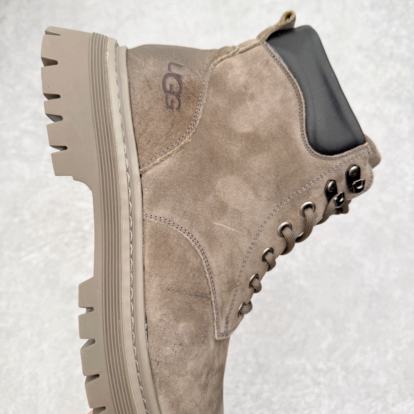 图片[6]-UGG Tasman Weather Hybrid 塔斯曼混合系列轻量休闲鞋 美国UGG秋冬新品（毛绒一体内里🔥保暖锁热）秋冬必备 户外男士高帮休闲马丁靴雪地靴系列 广东大厂品质 秋冬新款 时尚潮流搭配 面料釆用意大利进口磨砂牛皮 全鞋真牛皮材料 大底到五金都是代工厂原材料制作 好货不杀猪 首单质量严格把控 全套官网统一包装 今年冬季防寒户外专用产品 日常随意搭配 型男必备‼尺码：38-44-选品中心