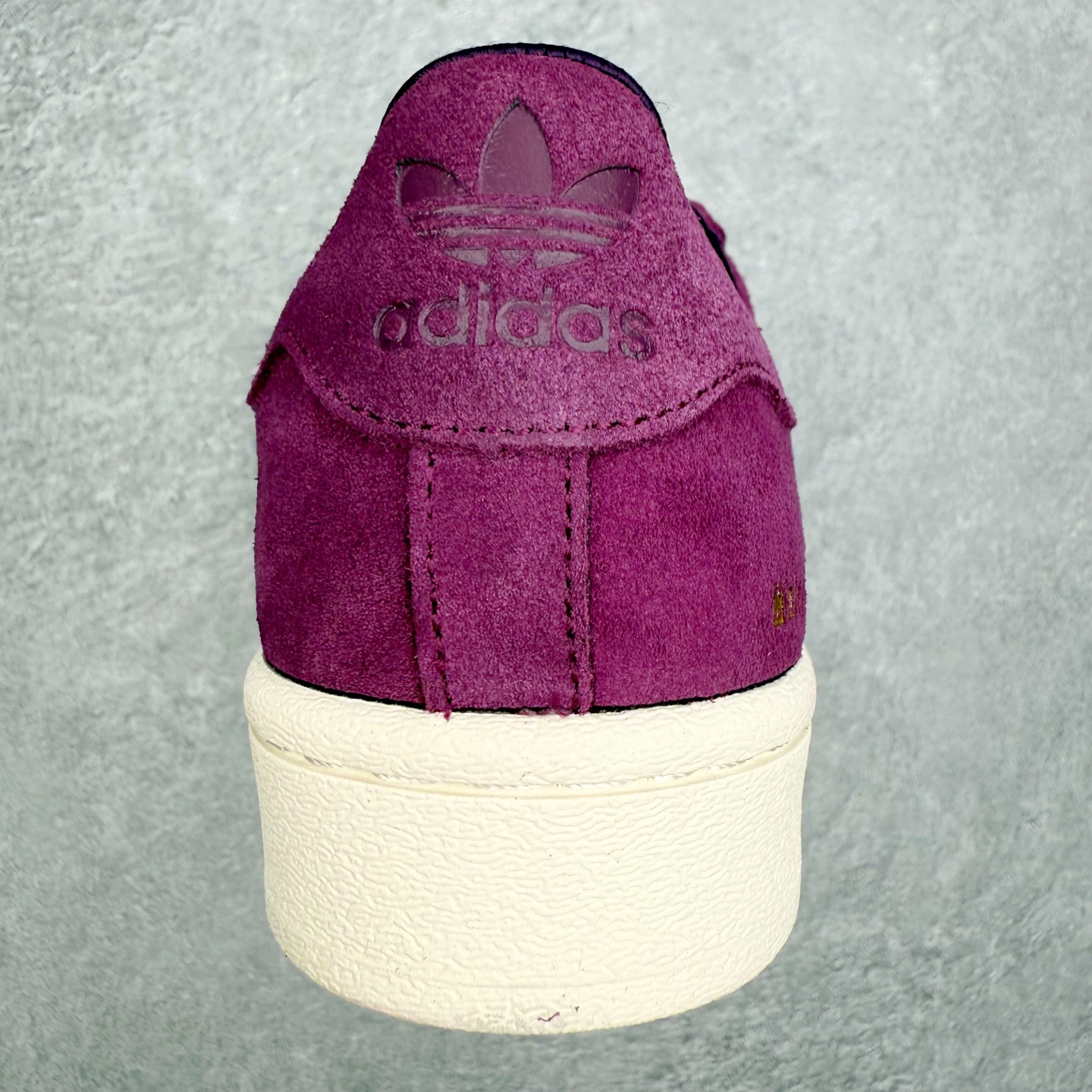 图片[8]-AD Originals Superstar 经典复古贝壳头板鞋 JR0271 诞生于1969年 是第一双将全皮面鞋 身与橡胶鞋头结合在一起的低帮篮球鞋 Superstar最开始 是作为高帮篮球鞋Pro Model的低帮版本而出现的 但因为其独特和醒目的橡胶鞋头造型而让大家熟知 被大家形象地称为\\\”shelltoe\\\”贝壳头 在70年代的美国职业篮球场上 接近3/4的NBA球员都将这双Superstar作为场上用鞋 80年代之后 经过不断的改良和发展 Superstar逐渐成为横跨时装、音乐、街头文化、休闲和运动等各大领域的时尚潮鞋 尺码：36 36.5 37 38 38.5 39 40 40.5 41 42 42.5 43 44 44.5 45-选品中心