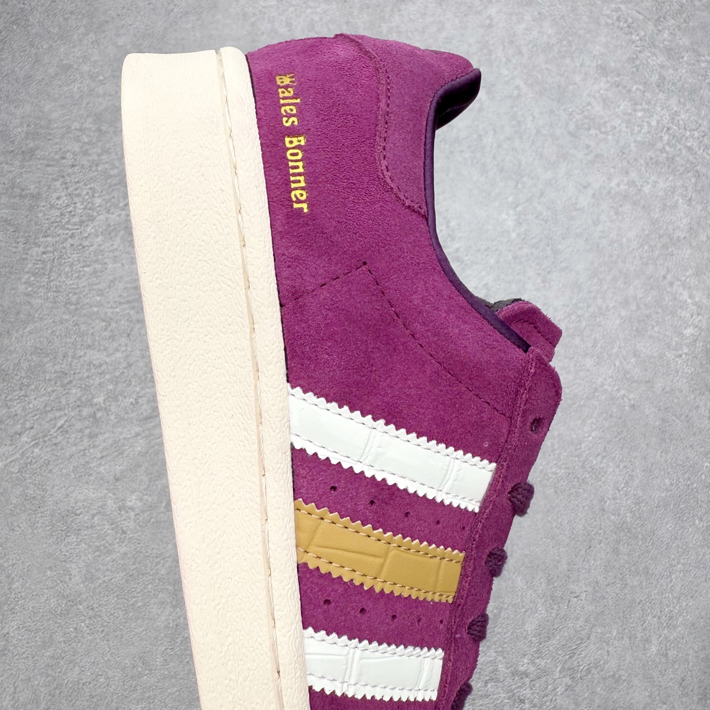 图片[6]-AD Originals Superstar 经典复古贝壳头板鞋 JR0271 诞生于1969年 是第一双将全皮面鞋 身与橡胶鞋头结合在一起的低帮篮球鞋 Superstar最开始 是作为高帮篮球鞋Pro Model的低帮版本而出现的 但因为其独特和醒目的橡胶鞋头造型而让大家熟知 被大家形象地称为\\\”shelltoe\\\”贝壳头 在70年代的美国职业篮球场上 接近3/4的NBA球员都将这双Superstar作为场上用鞋 80年代之后 经过不断的改良和发展 Superstar逐渐成为横跨时装、音乐、街头文化、休闲和运动等各大领域的时尚潮鞋 尺码：36 36.5 37 38 38.5 39 40 40.5 41 42 42.5 43 44 44.5 45-选品中心