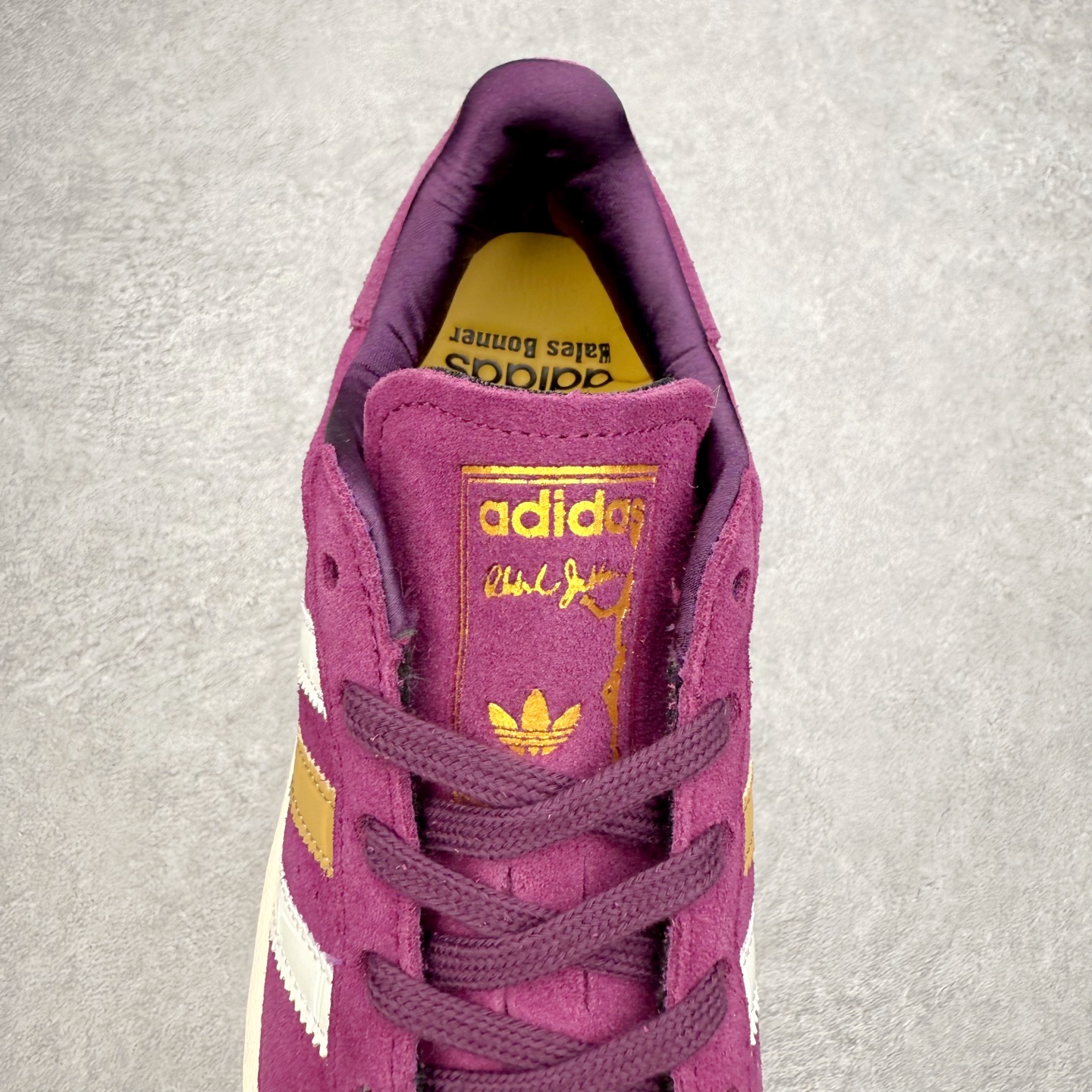 图片[5]-AD Originals Superstar 经典复古贝壳头板鞋 JR0271 诞生于1969年 是第一双将全皮面鞋 身与橡胶鞋头结合在一起的低帮篮球鞋 Superstar最开始 是作为高帮篮球鞋Pro Model的低帮版本而出现的 但因为其独特和醒目的橡胶鞋头造型而让大家熟知 被大家形象地称为\\\”shelltoe\\\”贝壳头 在70年代的美国职业篮球场上 接近3/4的NBA球员都将这双Superstar作为场上用鞋 80年代之后 经过不断的改良和发展 Superstar逐渐成为横跨时装、音乐、街头文化、休闲和运动等各大领域的时尚潮鞋 尺码：36 36.5 37 38 38.5 39 40 40.5 41 42 42.5 43 44 44.5 45-选品中心