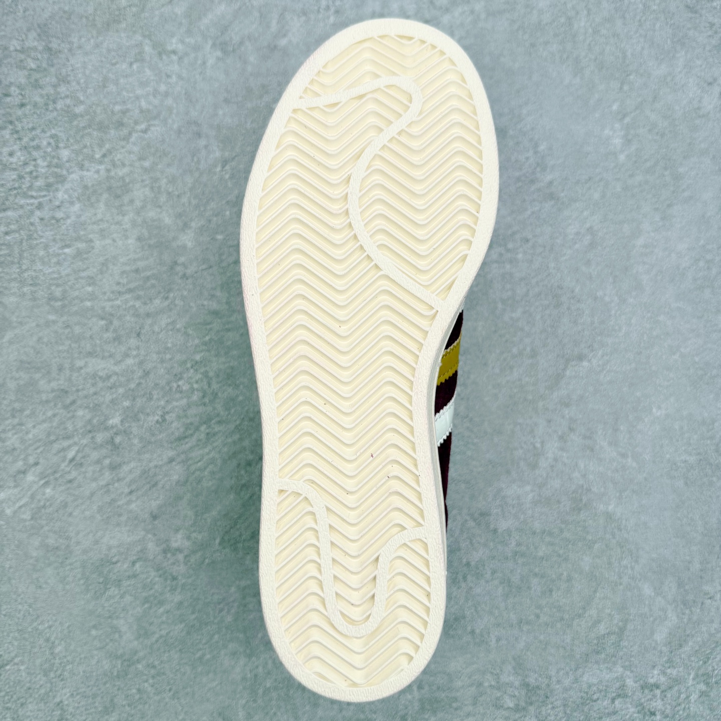 图片[9]-AD Originals Superstar 经典复古贝壳头板鞋 JR0271 诞生于1969年 是第一双将全皮面鞋 身与橡胶鞋头结合在一起的低帮篮球鞋 Superstar最开始 是作为高帮篮球鞋Pro Model的低帮版本而出现的 但因为其独特和醒目的橡胶鞋头造型而让大家熟知 被大家形象地称为\\\”shelltoe\\\”贝壳头 在70年代的美国职业篮球场上 接近3/4的NBA球员都将这双Superstar作为场上用鞋 80年代之后 经过不断的改良和发展 Superstar逐渐成为横跨时装、音乐、街头文化、休闲和运动等各大领域的时尚潮鞋 尺码：36 36.5 37 38 38.5 39 40 40.5 41 42 42.5 43 44 44.5 45-选品中心