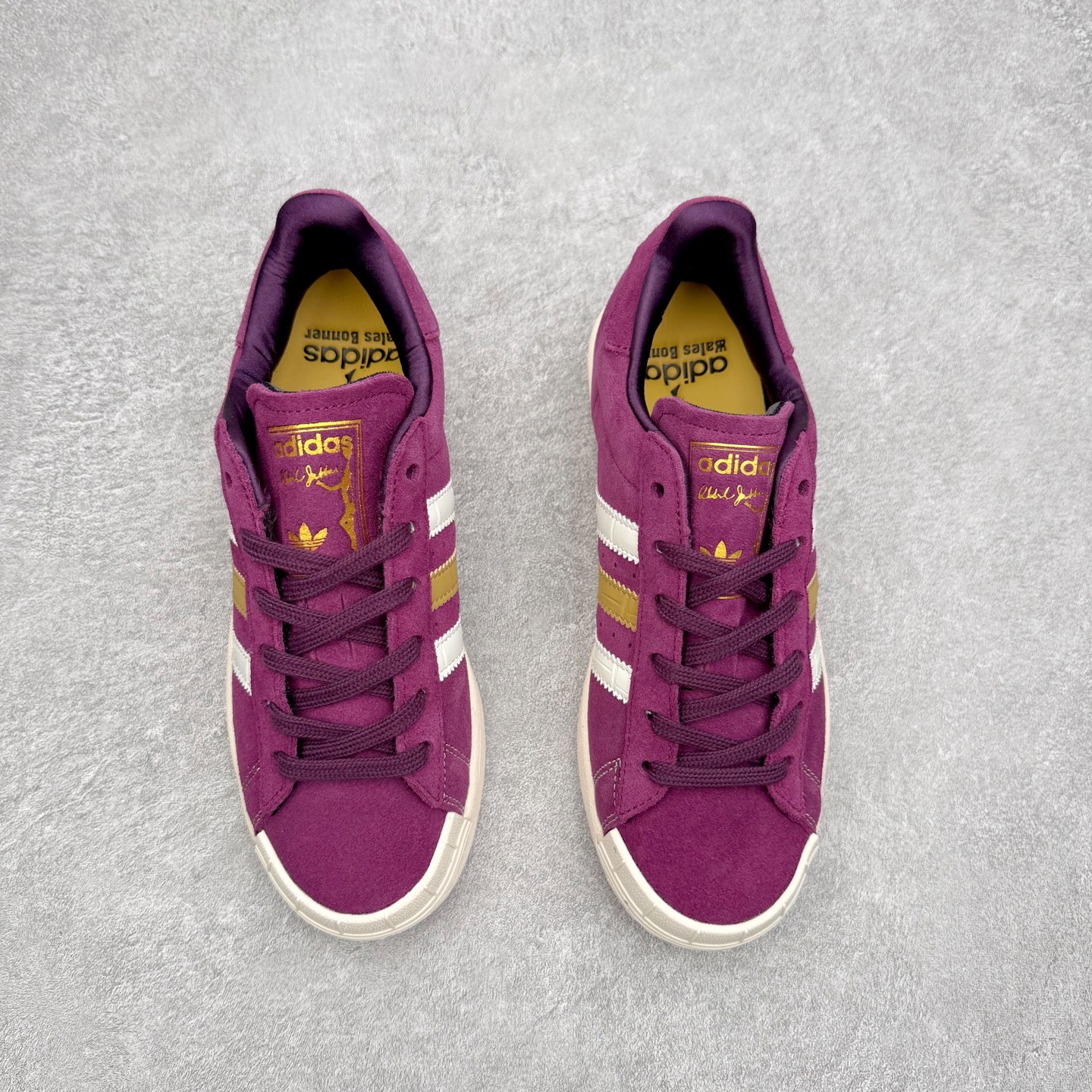 图片[2]-AD Originals Superstar 经典复古贝壳头板鞋 JR0271 诞生于1969年 是第一双将全皮面鞋 身与橡胶鞋头结合在一起的低帮篮球鞋 Superstar最开始 是作为高帮篮球鞋Pro Model的低帮版本而出现的 但因为其独特和醒目的橡胶鞋头造型而让大家熟知 被大家形象地称为\\\”shelltoe\\\”贝壳头 在70年代的美国职业篮球场上 接近3/4的NBA球员都将这双Superstar作为场上用鞋 80年代之后 经过不断的改良和发展 Superstar逐渐成为横跨时装、音乐、街头文化、休闲和运动等各大领域的时尚潮鞋 尺码：36 36.5 37 38 38.5 39 40 40.5 41 42 42.5 43 44 44.5 45-选品中心