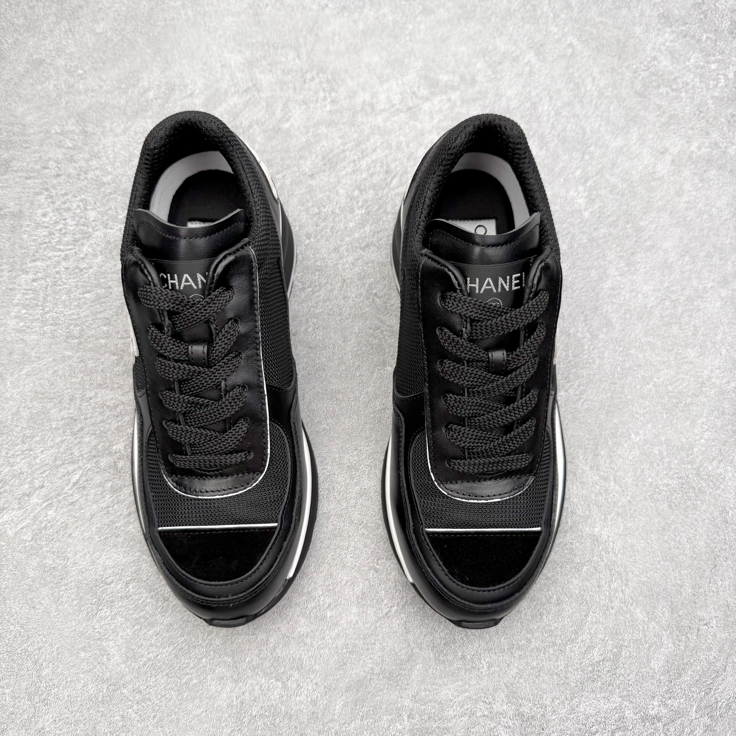 图片[2]-CHANEL香奈儿25K 高跟运动鞋 全套官方统一礼盒顶级包装‼️ 拼色熊猫鞋必备爆款超级耐看，粗跟稳步增高 跟高4公分 秒变大长腿🦵 #运动休闲鞋 #老爹鞋 #厚底休闲鞋 #小香 #情侣老爹鞋 #休闲鞋穿搭 #香奈儿鞋 #chanel鞋 #运动鞋 #熊猫鞋 采用鞋面进口拼色小牛皮 内里进口透气网 大底采用TPU耐磨 颜色：黑色 白色 尺码：35 36 37 38 39 40-选品中心