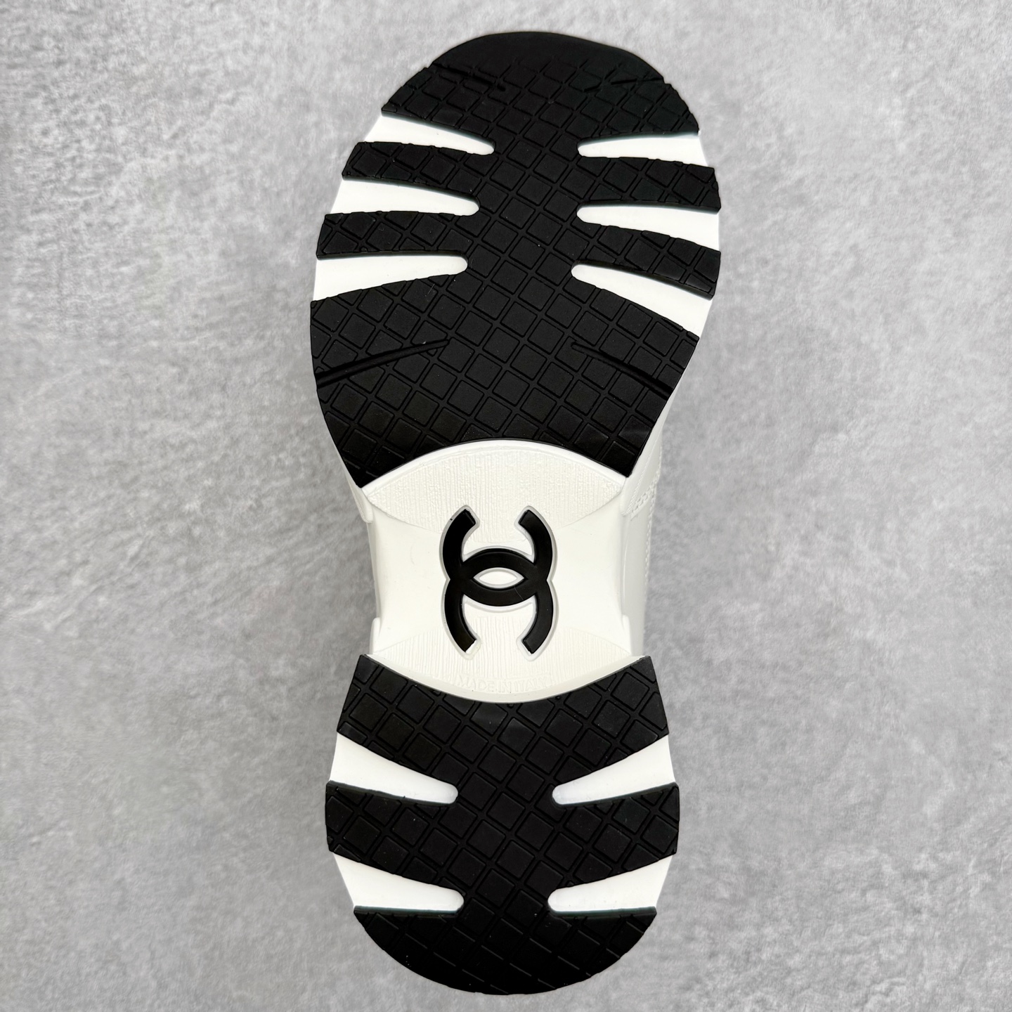 图片[9]-CHANEL香奈儿25K 高跟运动鞋 全套官方统一礼盒顶级包装‼️ 拼色熊猫鞋必备爆款超级耐看，粗跟稳步增高 跟高4公分 秒变大长腿🦵 #运动休闲鞋 #老爹鞋 #厚底休闲鞋 #小香 #情侣老爹鞋 #休闲鞋穿搭 #香奈儿鞋 #chanel鞋 #运动鞋 #熊猫鞋 采用鞋面进口拼色小牛皮 内里进口透气网 大底采用TPU耐磨 颜色：黑色 白色 尺码：35 36 37 38 39 40-选品中心