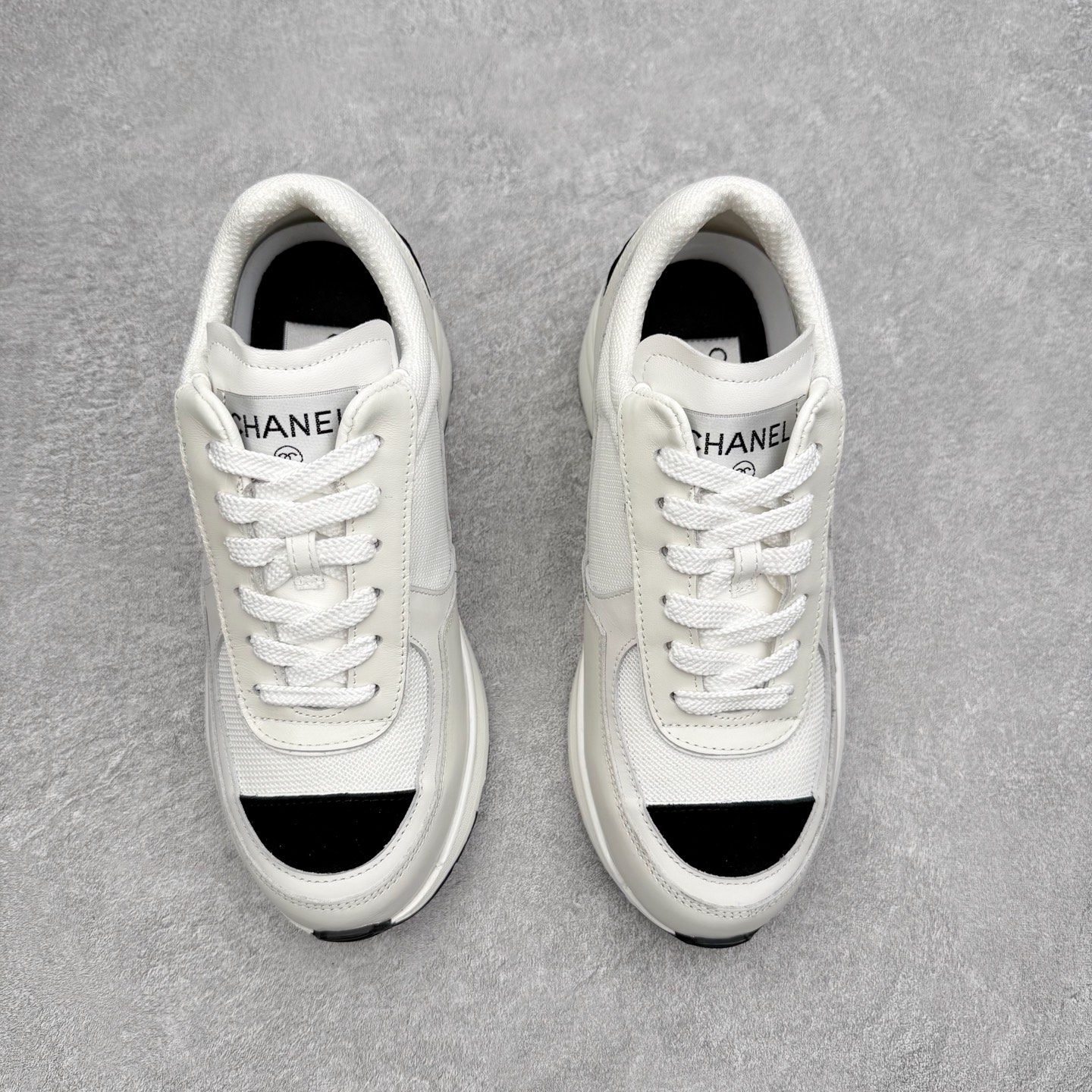 图片[2]-CHANEL香奈儿25K 高跟运动鞋 全套官方统一礼盒顶级包装‼️ 拼色熊猫鞋必备爆款超级耐看，粗跟稳步增高 跟高4公分 秒变大长腿🦵 #运动休闲鞋 #老爹鞋 #厚底休闲鞋 #小香 #情侣老爹鞋 #休闲鞋穿搭 #香奈儿鞋 #chanel鞋 #运动鞋 #熊猫鞋 采用鞋面进口拼色小牛皮 内里进口透气网 大底采用TPU耐磨 颜色：黑色 白色 尺码：35 36 37 38 39 40-选品中心