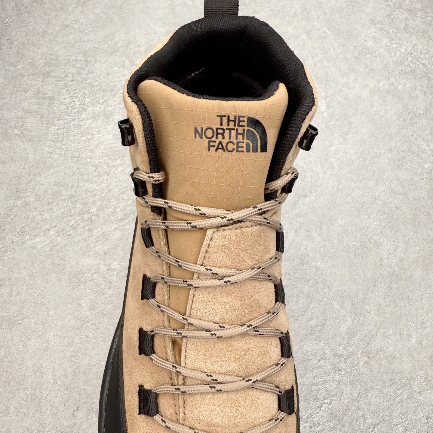 图片[5]-The North Face 北面 户外运动休闲登山鞋越野徒步鞋 大厂品质 面料采用进口牛皮 鞋底采用Vibram黄金大底 专门为鞋底设计的橡胶以出色的耐磨性 良好的防滑性或得不少户外运动爱好者的喜欢 专业户外登山品牌（北面）The North Face自1966年创立，由两位热爱登山徒步的年轻登山者于美西旧金山开创，不断透过研发与创新，并且将最先进的技术结合在服装与鞋款设计，生产多种外型帅气且专业能力非常强的户外运动装备而备受欢迎。 尺码：36-45-选品中心