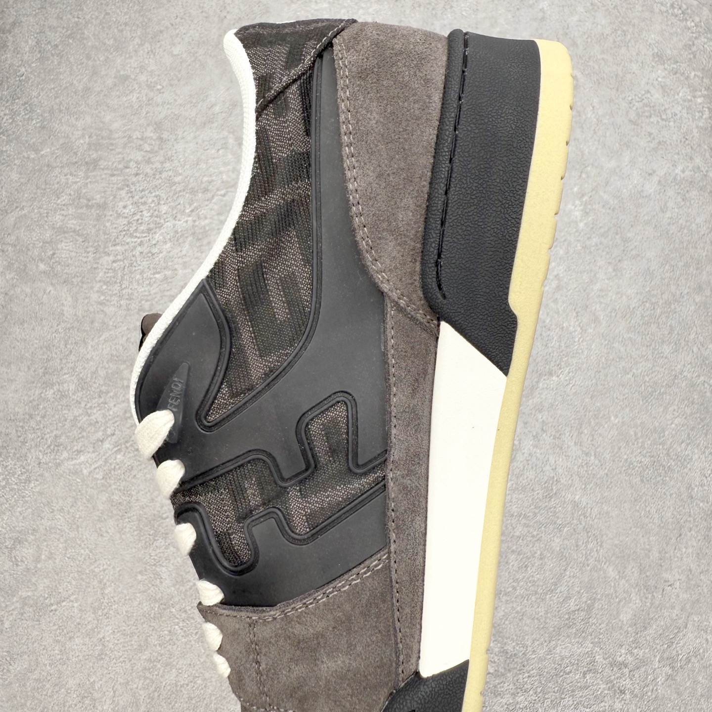 图片[7]-＃S版纯原 FENDI 芬迪 Match sneaters低帮运动鞋 独家定制 全身20几个细节点全部做到一致还原 吊打市面所有版本 独家原装套装配件官方同源 渠道原装订单 全套专柜包装物及配件#鞋底嵌入核心防伪芯片感应装置 FENDI芬迪match最新爆款情侣款运动鞋板鞋原版购入 高工艺无缝细空胶技术 贴楦误差0.05mm,鞋底采用固特异内外锁死工艺 最大限度弯折永不开胶 原鞋一致效果环保无味 鞋面采用麂皮和皮革拼接组合 logo内里采用毛巾绒里 上脚超级柔软 轻便 舒适搭配卫衣 尺码：35 36 37 38 39 40 41 42 43 44 45-选品中心