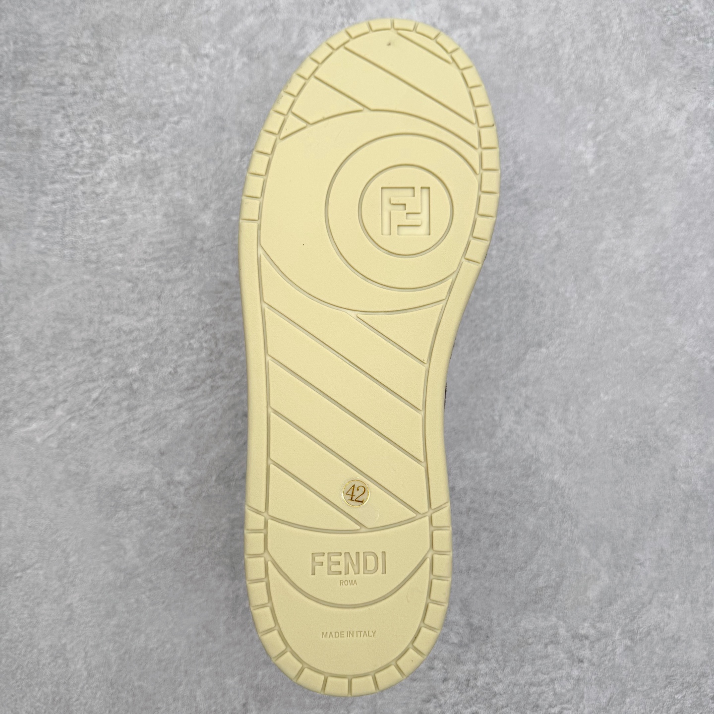 图片[9]-＃S版纯原 FENDI 芬迪 Match sneaters低帮运动鞋 独家定制 全身20几个细节点全部做到一致还原 吊打市面所有版本 独家原装套装配件官方同源 渠道原装订单 全套专柜包装物及配件#鞋底嵌入核心防伪芯片感应装置 FENDI芬迪match最新爆款情侣款运动鞋板鞋原版购入 高工艺无缝细空胶技术 贴楦误差0.05mm,鞋底采用固特异内外锁死工艺 最大限度弯折永不开胶 原鞋一致效果环保无味 鞋面采用麂皮和皮革拼接组合 logo内里采用毛巾绒里 上脚超级柔软 轻便 舒适搭配卫衣 尺码：35 36 37 38 39 40 41 42 43 44 45-选品中心