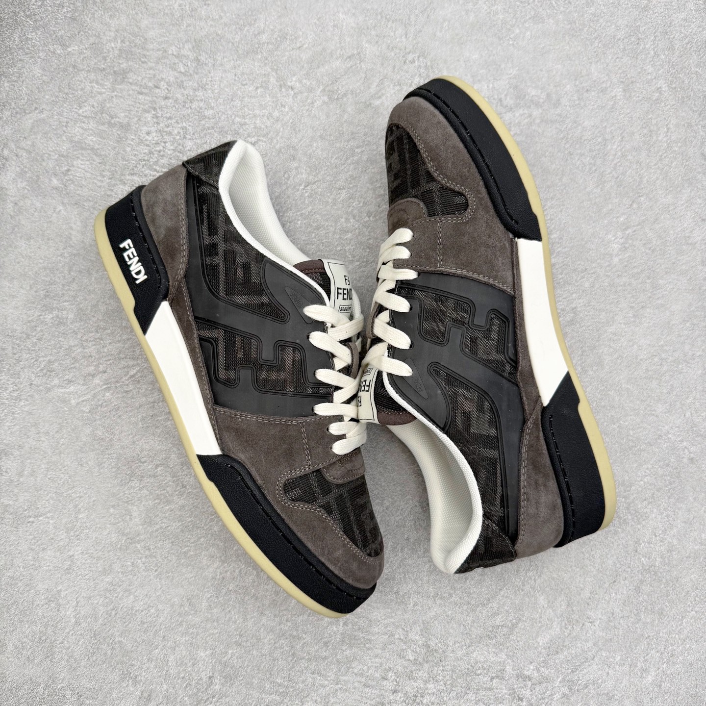 图片[3]-＃S版纯原 FENDI 芬迪 Match sneaters低帮运动鞋 独家定制 全身20几个细节点全部做到一致还原 吊打市面所有版本 独家原装套装配件官方同源 渠道原装订单 全套专柜包装物及配件#鞋底嵌入核心防伪芯片感应装置 FENDI芬迪match最新爆款情侣款运动鞋板鞋原版购入 高工艺无缝细空胶技术 贴楦误差0.05mm,鞋底采用固特异内外锁死工艺 最大限度弯折永不开胶 原鞋一致效果环保无味 鞋面采用麂皮和皮革拼接组合 logo内里采用毛巾绒里 上脚超级柔软 轻便 舒适搭配卫衣 尺码：35 36 37 38 39 40 41 42 43 44 45-选品中心