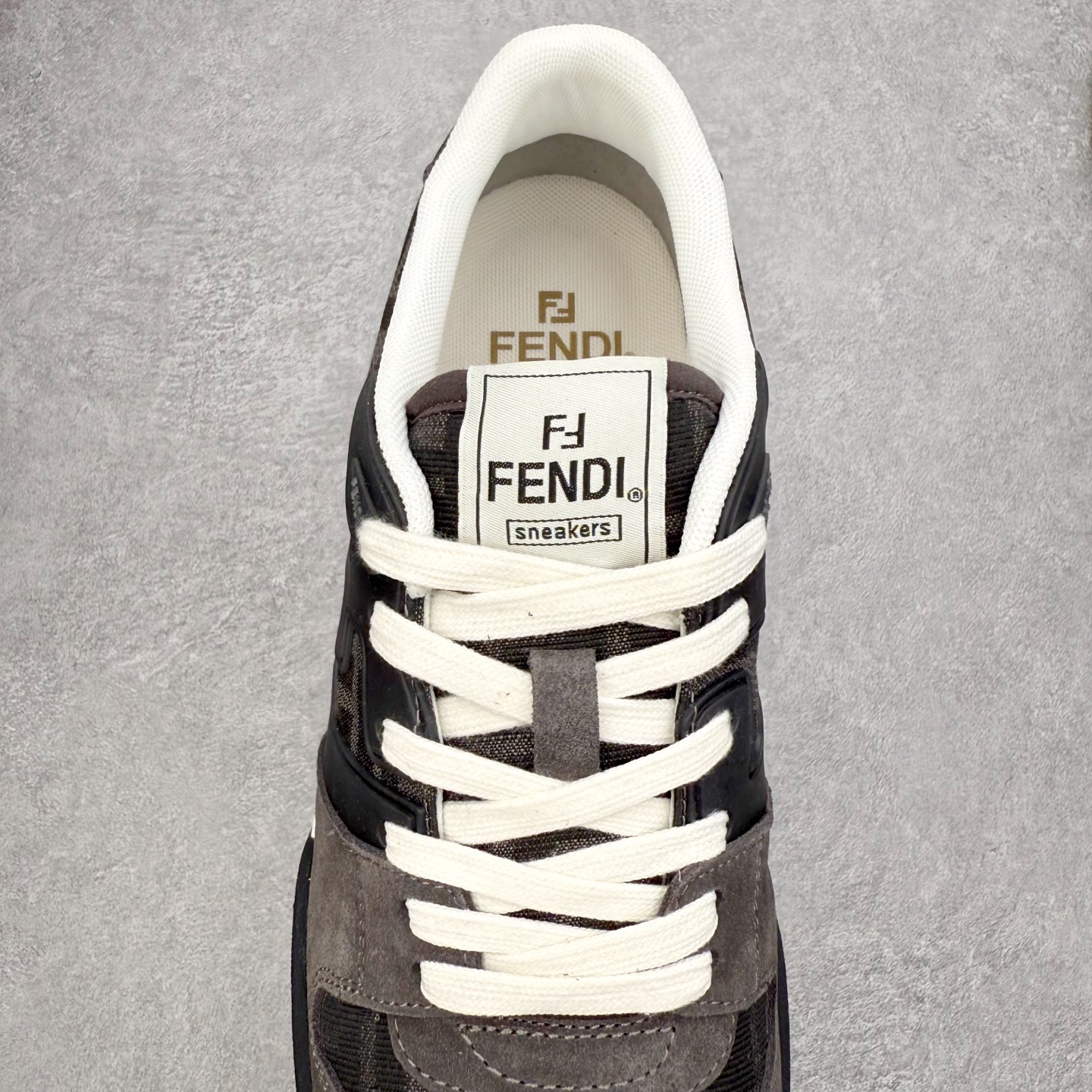 图片[5]-＃S版纯原 FENDI 芬迪 Match sneaters低帮运动鞋 独家定制 全身20几个细节点全部做到一致还原 吊打市面所有版本 独家原装套装配件官方同源 渠道原装订单 全套专柜包装物及配件#鞋底嵌入核心防伪芯片感应装置 FENDI芬迪match最新爆款情侣款运动鞋板鞋原版购入 高工艺无缝细空胶技术 贴楦误差0.05mm,鞋底采用固特异内外锁死工艺 最大限度弯折永不开胶 原鞋一致效果环保无味 鞋面采用麂皮和皮革拼接组合 logo内里采用毛巾绒里 上脚超级柔软 轻便 舒适搭配卫衣 尺码：35 36 37 38 39 40 41 42 43 44 45-选品中心