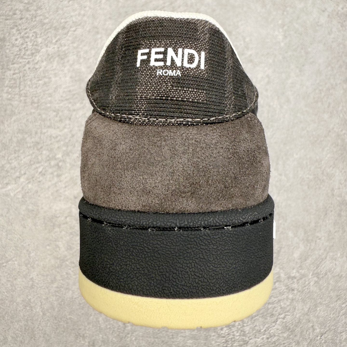 图片[8]-＃S版纯原 FENDI 芬迪 Match sneaters低帮运动鞋 独家定制 全身20几个细节点全部做到一致还原 吊打市面所有版本 独家原装套装配件官方同源 渠道原装订单 全套专柜包装物及配件#鞋底嵌入核心防伪芯片感应装置 FENDI芬迪match最新爆款情侣款运动鞋板鞋原版购入 高工艺无缝细空胶技术 贴楦误差0.05mm,鞋底采用固特异内外锁死工艺 最大限度弯折永不开胶 原鞋一致效果环保无味 鞋面采用麂皮和皮革拼接组合 logo内里采用毛巾绒里 上脚超级柔软 轻便 舒适搭配卫衣 尺码：35 36 37 38 39 40 41 42 43 44 45-选品中心