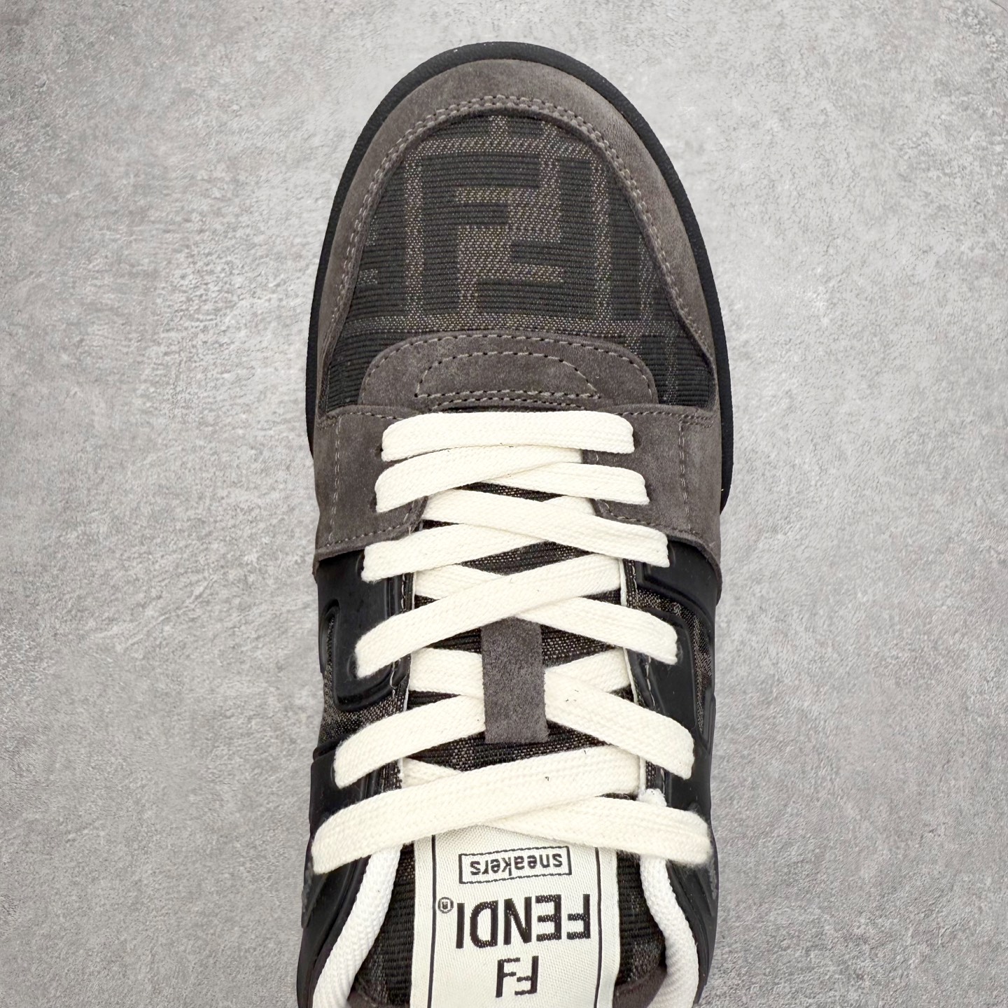 图片[4]-＃S版纯原 FENDI 芬迪 Match sneaters低帮运动鞋 独家定制 全身20几个细节点全部做到一致还原 吊打市面所有版本 独家原装套装配件官方同源 渠道原装订单 全套专柜包装物及配件#鞋底嵌入核心防伪芯片感应装置 FENDI芬迪match最新爆款情侣款运动鞋板鞋原版购入 高工艺无缝细空胶技术 贴楦误差0.05mm,鞋底采用固特异内外锁死工艺 最大限度弯折永不开胶 原鞋一致效果环保无味 鞋面采用麂皮和皮革拼接组合 logo内里采用毛巾绒里 上脚超级柔软 轻便 舒适搭配卫衣 尺码：35 36 37 38 39 40 41 42 43 44 45-选品中心