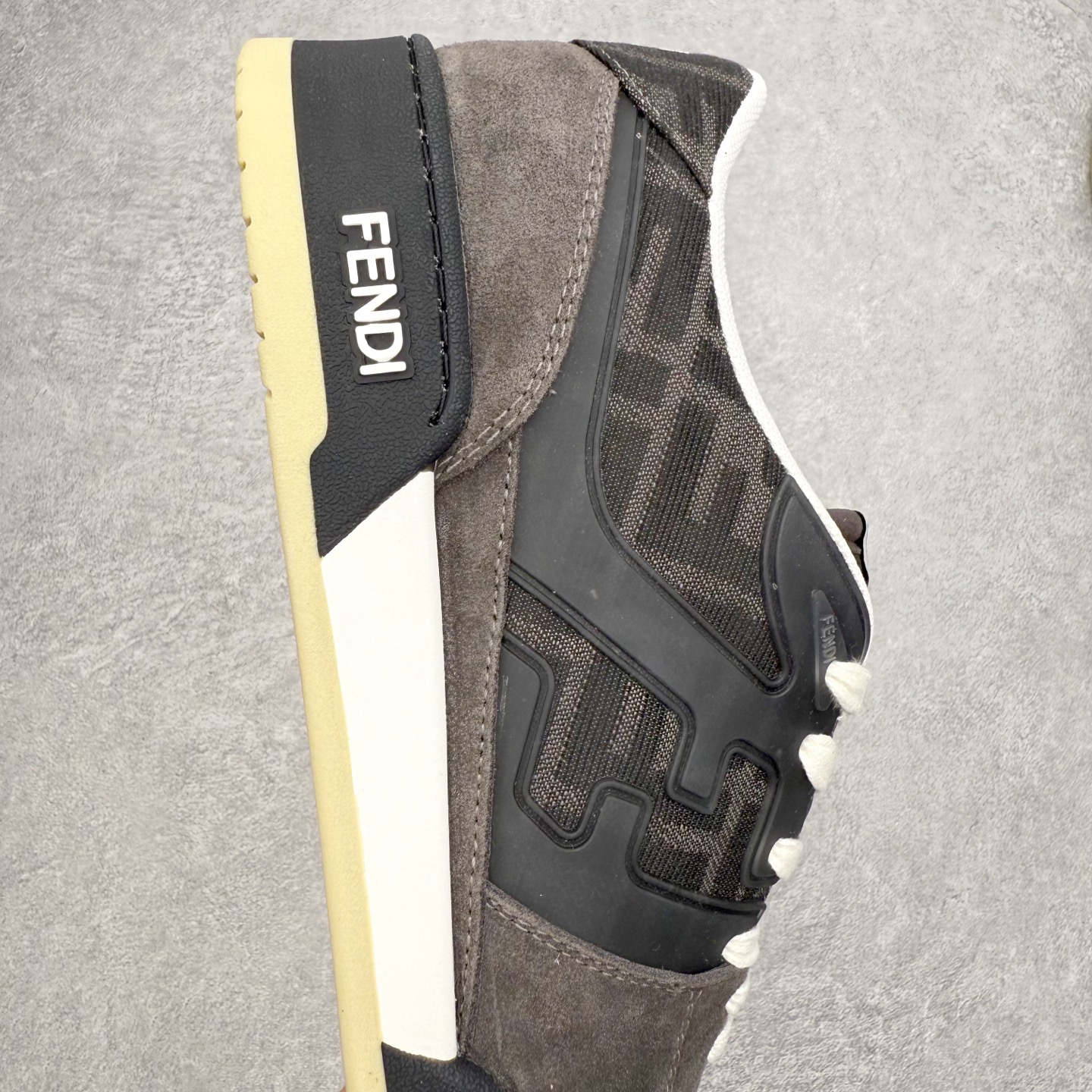 图片[6]-＃S版纯原 FENDI 芬迪 Match sneaters低帮运动鞋 独家定制 全身20几个细节点全部做到一致还原 吊打市面所有版本 独家原装套装配件官方同源 渠道原装订单 全套专柜包装物及配件#鞋底嵌入核心防伪芯片感应装置 FENDI芬迪match最新爆款情侣款运动鞋板鞋原版购入 高工艺无缝细空胶技术 贴楦误差0.05mm,鞋底采用固特异内外锁死工艺 最大限度弯折永不开胶 原鞋一致效果环保无味 鞋面采用麂皮和皮革拼接组合 logo内里采用毛巾绒里 上脚超级柔软 轻便 舒适搭配卫衣 尺码：35 36 37 38 39 40 41 42 43 44 45-选品中心