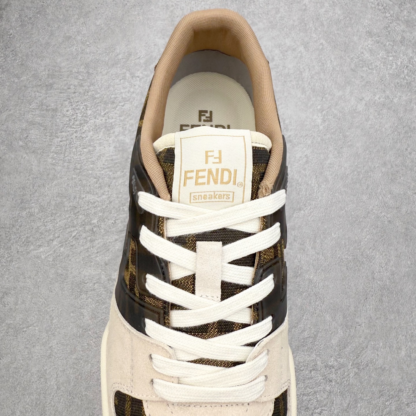 图片[5]-＃S版纯原 FENDI 芬迪 Match sneaters低帮运动鞋 独家定制 全身20几个细节点全部做到一致还原 吊打市面所有版本 独家原装套装配件官方同源 渠道原装订单 全套专柜包装物及配件#鞋底嵌入核心防伪芯片感应装置 FENDI芬迪match最新爆款情侣款运动鞋板鞋原版购入 高工艺无缝细空胶技术 贴楦误差0.05mm,鞋底采用固特异内外锁死工艺 最大限度弯折永不开胶 原鞋一致效果环保无味 鞋面采用麂皮和皮革拼接组合 logo内里采用毛巾绒里 上脚超级柔软 轻便 舒适搭配卫衣 尺码：35 36 37 38 39 40 41 42 43 44 45-选品中心