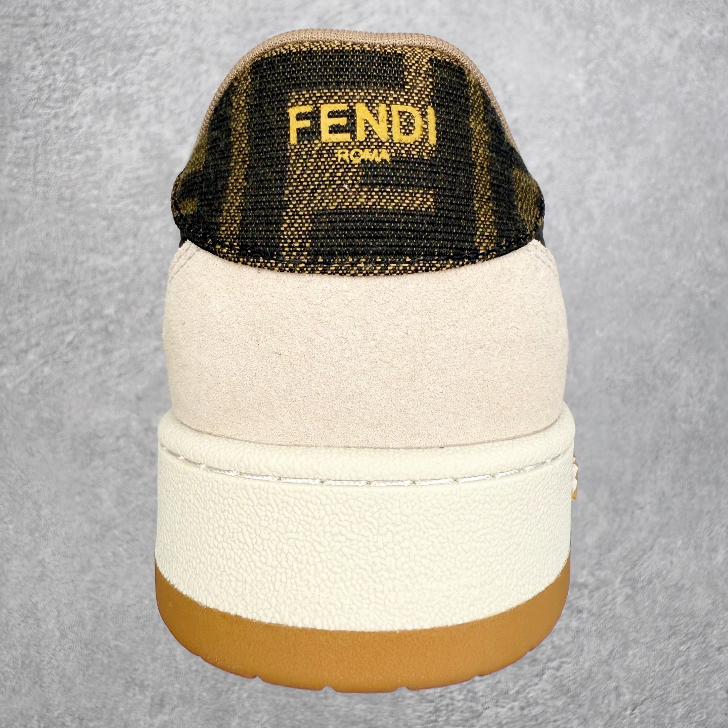 图片[8]-＃S版纯原 FENDI 芬迪 Match sneaters低帮运动鞋 独家定制 全身20几个细节点全部做到一致还原 吊打市面所有版本 独家原装套装配件官方同源 渠道原装订单 全套专柜包装物及配件#鞋底嵌入核心防伪芯片感应装置 FENDI芬迪match最新爆款情侣款运动鞋板鞋原版购入 高工艺无缝细空胶技术 贴楦误差0.05mm,鞋底采用固特异内外锁死工艺 最大限度弯折永不开胶 原鞋一致效果环保无味 鞋面采用麂皮和皮革拼接组合 logo内里采用毛巾绒里 上脚超级柔软 轻便 舒适搭配卫衣 尺码：35 36 37 38 39 40 41 42 43 44 45-选品中心