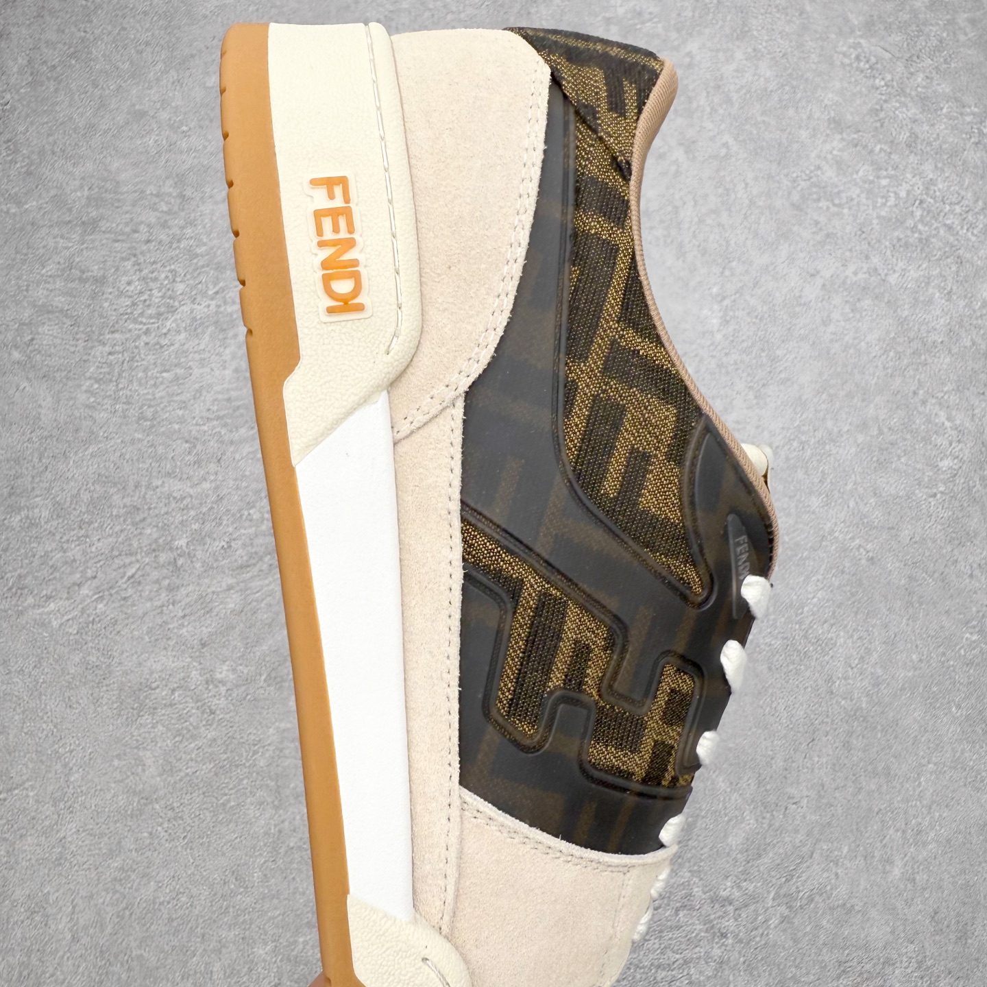 图片[6]-＃S版纯原 FENDI 芬迪 Match sneaters低帮运动鞋 独家定制 全身20几个细节点全部做到一致还原 吊打市面所有版本 独家原装套装配件官方同源 渠道原装订单 全套专柜包装物及配件#鞋底嵌入核心防伪芯片感应装置 FENDI芬迪match最新爆款情侣款运动鞋板鞋原版购入 高工艺无缝细空胶技术 贴楦误差0.05mm,鞋底采用固特异内外锁死工艺 最大限度弯折永不开胶 原鞋一致效果环保无味 鞋面采用麂皮和皮革拼接组合 logo内里采用毛巾绒里 上脚超级柔软 轻便 舒适搭配卫衣 尺码：35 36 37 38 39 40 41 42 43 44 45-选品中心