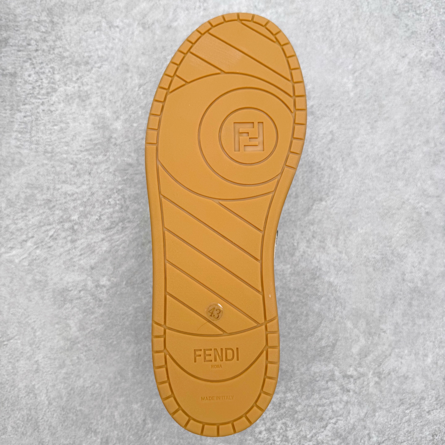 图片[9]-＃S版纯原 FENDI 芬迪 Match sneaters低帮运动鞋 独家定制 全身20几个细节点全部做到一致还原 吊打市面所有版本 独家原装套装配件官方同源 渠道原装订单 全套专柜包装物及配件#鞋底嵌入核心防伪芯片感应装置 FENDI芬迪match最新爆款情侣款运动鞋板鞋原版购入 高工艺无缝细空胶技术 贴楦误差0.05mm,鞋底采用固特异内外锁死工艺 最大限度弯折永不开胶 原鞋一致效果环保无味 鞋面采用麂皮和皮革拼接组合 logo内里采用毛巾绒里 上脚超级柔软 轻便 舒适搭配卫衣 尺码：35 36 37 38 39 40 41 42 43 44 45-选品中心