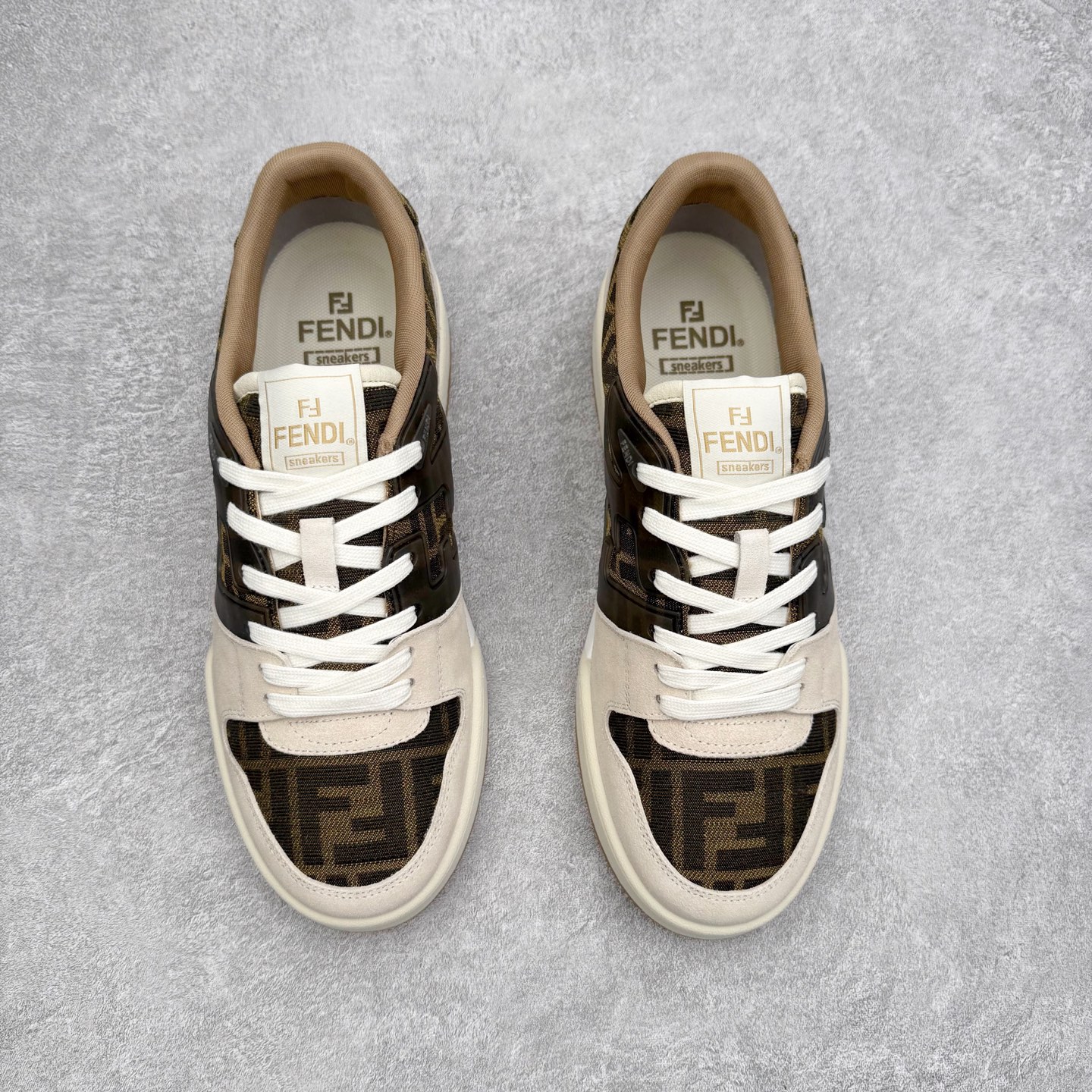 图片[2]-＃S版纯原 FENDI 芬迪 Match sneaters低帮运动鞋 独家定制 全身20几个细节点全部做到一致还原 吊打市面所有版本 独家原装套装配件官方同源 渠道原装订单 全套专柜包装物及配件#鞋底嵌入核心防伪芯片感应装置 FENDI芬迪match最新爆款情侣款运动鞋板鞋原版购入 高工艺无缝细空胶技术 贴楦误差0.05mm,鞋底采用固特异内外锁死工艺 最大限度弯折永不开胶 原鞋一致效果环保无味 鞋面采用麂皮和皮革拼接组合 logo内里采用毛巾绒里 上脚超级柔软 轻便 舒适搭配卫衣 尺码：35 36 37 38 39 40 41 42 43 44 45-选品中心