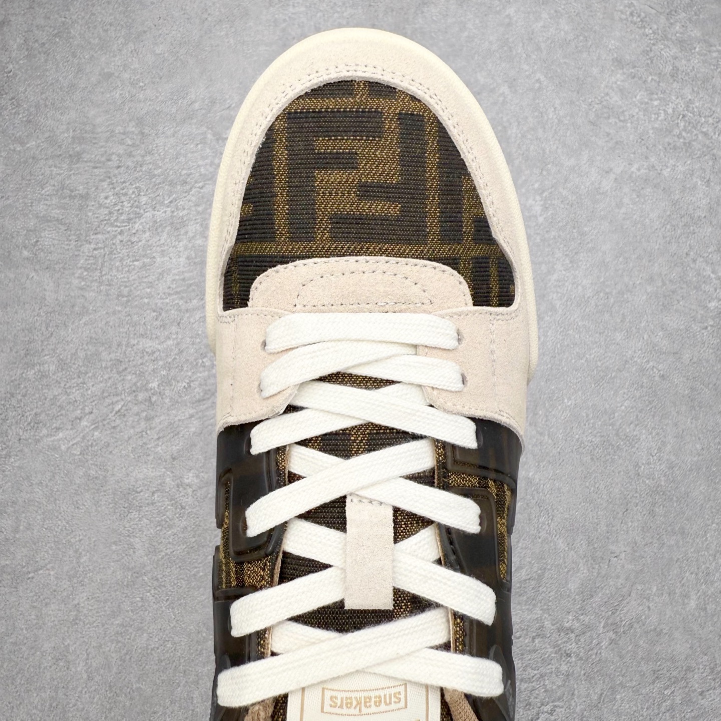 图片[4]-＃S版纯原 FENDI 芬迪 Match sneaters低帮运动鞋 独家定制 全身20几个细节点全部做到一致还原 吊打市面所有版本 独家原装套装配件官方同源 渠道原装订单 全套专柜包装物及配件#鞋底嵌入核心防伪芯片感应装置 FENDI芬迪match最新爆款情侣款运动鞋板鞋原版购入 高工艺无缝细空胶技术 贴楦误差0.05mm,鞋底采用固特异内外锁死工艺 最大限度弯折永不开胶 原鞋一致效果环保无味 鞋面采用麂皮和皮革拼接组合 logo内里采用毛巾绒里 上脚超级柔软 轻便 舒适搭配卫衣 尺码：35 36 37 38 39 40 41 42 43 44 45-选品中心