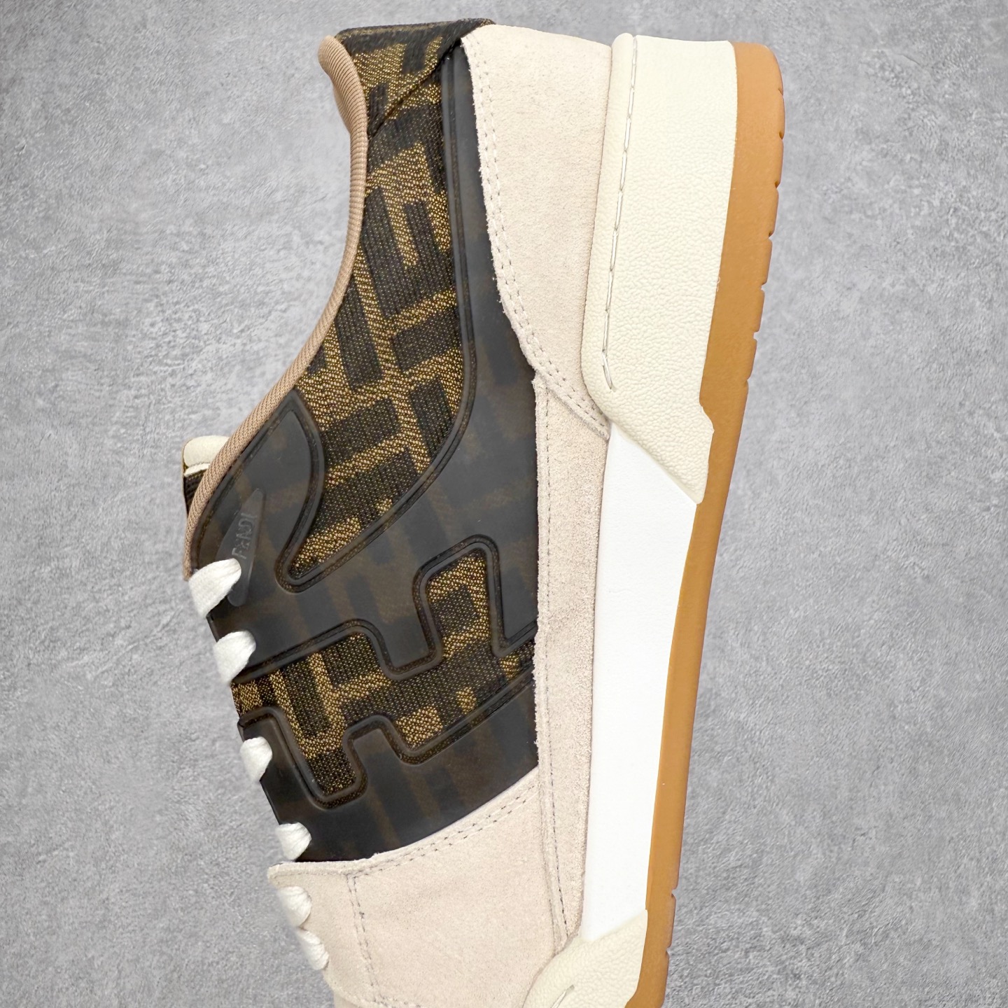 图片[7]-＃S版纯原 FENDI 芬迪 Match sneaters低帮运动鞋 独家定制 全身20几个细节点全部做到一致还原 吊打市面所有版本 独家原装套装配件官方同源 渠道原装订单 全套专柜包装物及配件#鞋底嵌入核心防伪芯片感应装置 FENDI芬迪match最新爆款情侣款运动鞋板鞋原版购入 高工艺无缝细空胶技术 贴楦误差0.05mm,鞋底采用固特异内外锁死工艺 最大限度弯折永不开胶 原鞋一致效果环保无味 鞋面采用麂皮和皮革拼接组合 logo内里采用毛巾绒里 上脚超级柔软 轻便 舒适搭配卫衣 尺码：35 36 37 38 39 40 41 42 43 44 45-选品中心