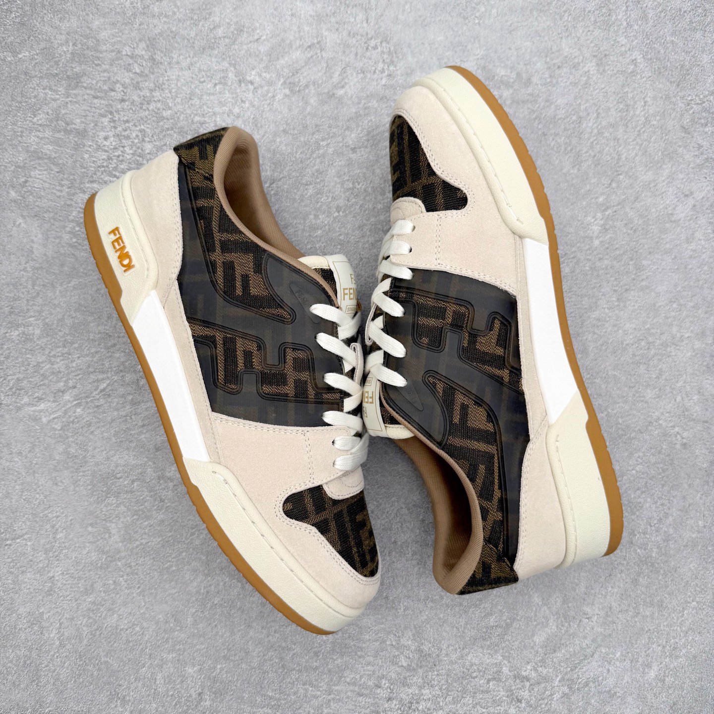 图片[3]-＃S版纯原 FENDI 芬迪 Match sneaters低帮运动鞋 独家定制 全身20几个细节点全部做到一致还原 吊打市面所有版本 独家原装套装配件官方同源 渠道原装订单 全套专柜包装物及配件#鞋底嵌入核心防伪芯片感应装置 FENDI芬迪match最新爆款情侣款运动鞋板鞋原版购入 高工艺无缝细空胶技术 贴楦误差0.05mm,鞋底采用固特异内外锁死工艺 最大限度弯折永不开胶 原鞋一致效果环保无味 鞋面采用麂皮和皮革拼接组合 logo内里采用毛巾绒里 上脚超级柔软 轻便 舒适搭配卫衣 尺码：35 36 37 38 39 40 41 42 43 44 45-选品中心