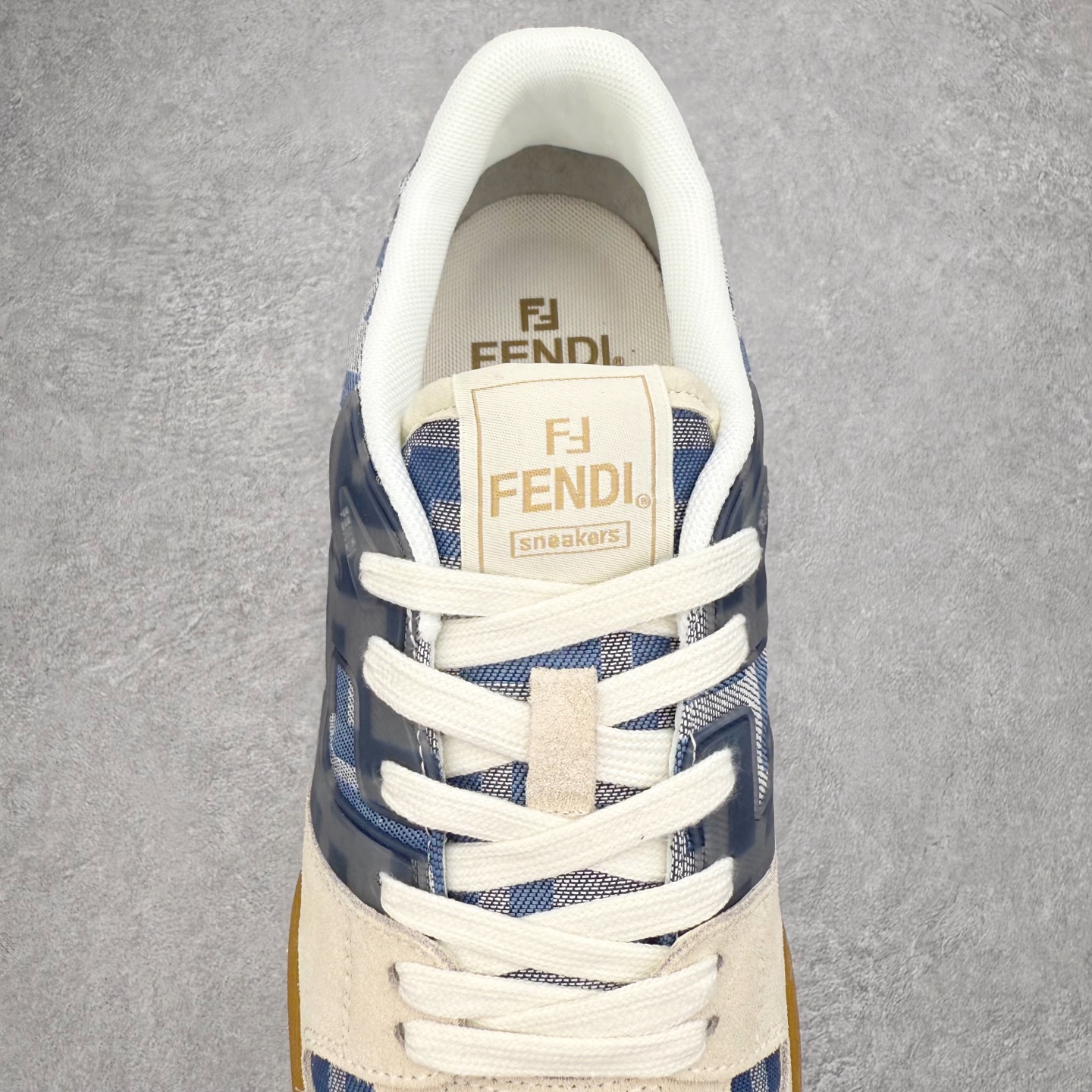 图片[5]-＃S版纯原 FENDI 芬迪 Match sneaters低帮运动鞋 独家定制 全身20几个细节点全部做到一致还原 吊打市面所有版本 独家原装套装配件官方同源 渠道原装订单 全套专柜包装物及配件#鞋底嵌入核心防伪芯片感应装置 FENDI芬迪match最新爆款情侣款运动鞋板鞋原版购入 高工艺无缝细空胶技术 贴楦误差0.05mm,鞋底采用固特异内外锁死工艺 最大限度弯折永不开胶 原鞋一致效果环保无味 鞋面采用麂皮和皮革拼接组合 logo内里采用毛巾绒里 上脚超级柔软 轻便 舒适搭配卫衣 尺码：35 36 37 38 39 40 41 42 43 44 45-选品中心