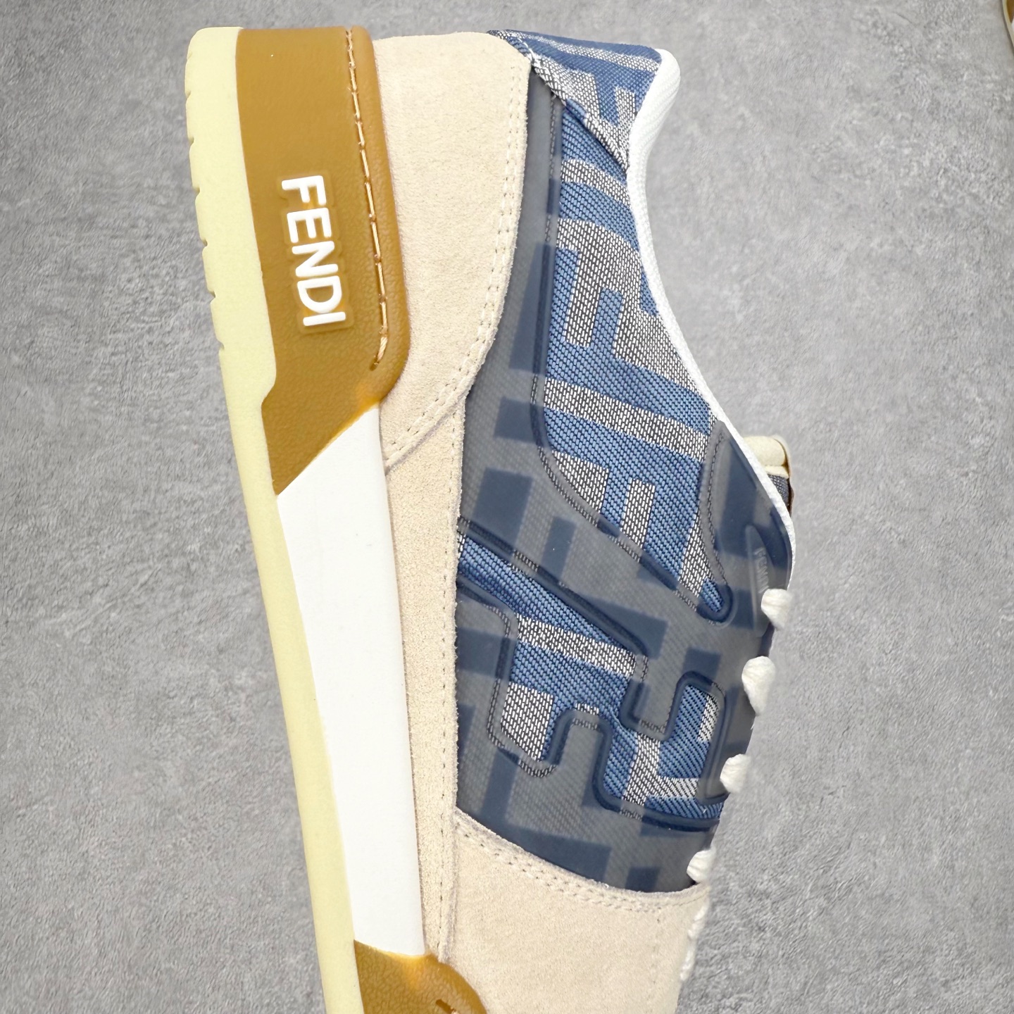 图片[6]-＃S版纯原 FENDI 芬迪 Match sneaters低帮运动鞋 独家定制 全身20几个细节点全部做到一致还原 吊打市面所有版本 独家原装套装配件官方同源 渠道原装订单 全套专柜包装物及配件#鞋底嵌入核心防伪芯片感应装置 FENDI芬迪match最新爆款情侣款运动鞋板鞋原版购入 高工艺无缝细空胶技术 贴楦误差0.05mm,鞋底采用固特异内外锁死工艺 最大限度弯折永不开胶 原鞋一致效果环保无味 鞋面采用麂皮和皮革拼接组合 logo内里采用毛巾绒里 上脚超级柔软 轻便 舒适搭配卫衣 尺码：35 36 37 38 39 40 41 42 43 44 45-选品中心